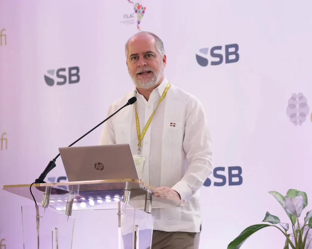 De tal palo, ¿la misma astilla? La tesis de la coherencia según Alejandro Fernández W.
