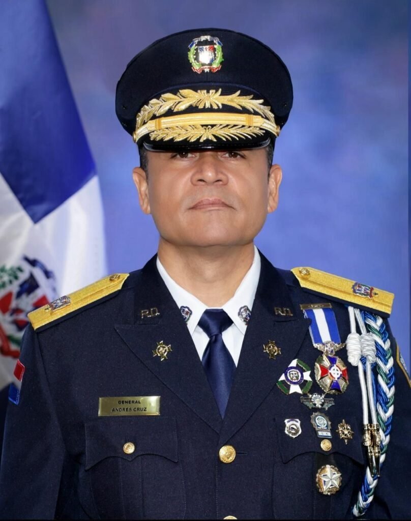 Exdirector de la PN exhorta a policías luchar por lo correcto aunque les cueste el puesto