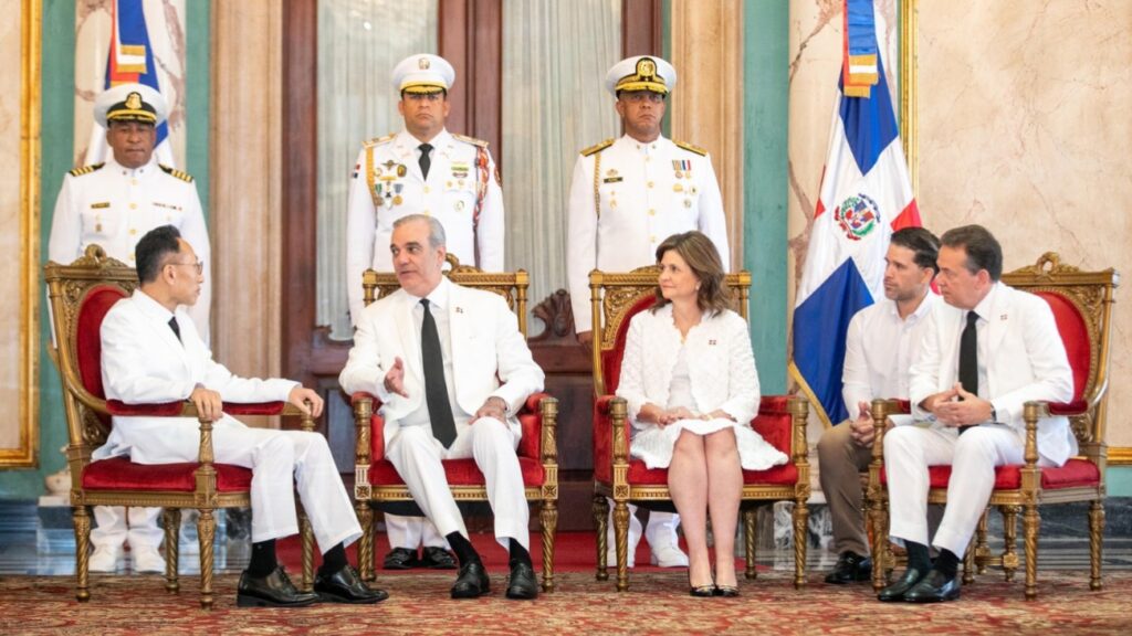 Abinader recibe cartas credenciales de nueve nuevos embajadores
