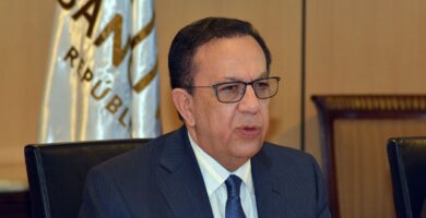 Abinader confirma a Héctor Valdez Albizu como gobernador del Banco Central
