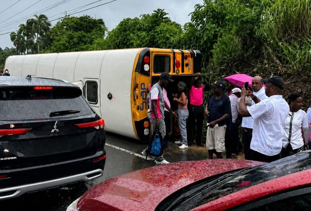 Autobús de personal hotelero se vuelca en la carretera La Otra Banda–Higüey