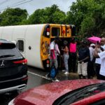 Autobús de personal hotelero se vuelca en la carretera La Otra Banda–Higüey