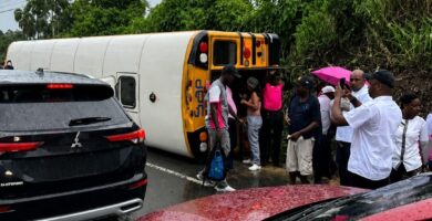 Autobús de personal hotelero se vuelca en la carretera La Otra Banda–Higüey