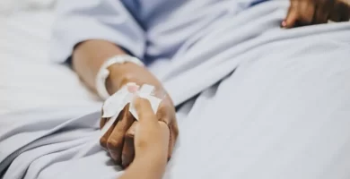 Francia promulga ley que permite la muerte asistida