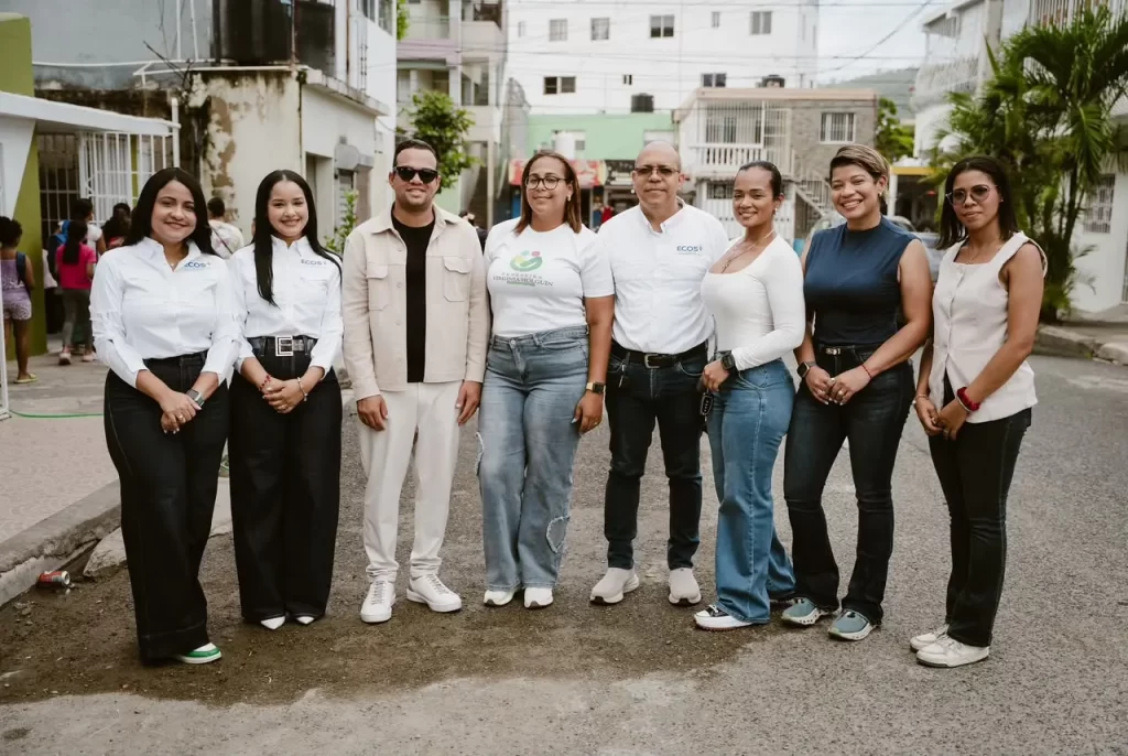 Jóvenes empresarios, comunicadores y profesionales llevan útiles escolares a Villa Rosa