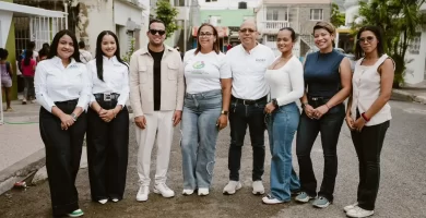 Jóvenes empresarios, comunicadores y profesionales llevan útiles escolares a Villa Rosa