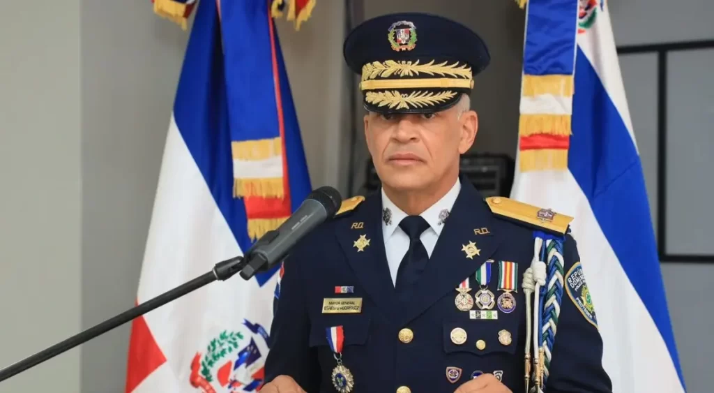 Nuevo director de la Policía Nacional mueve mandos clave
