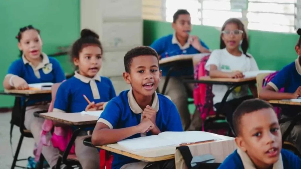 Ministerio de educacion hace anuncio sobre seguro estudiantil