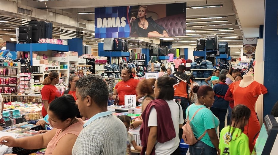 ¡A solo 72 horas del inicio escolar! Comercio acelera sus ventas entre quejas por altos precios en la Duarte