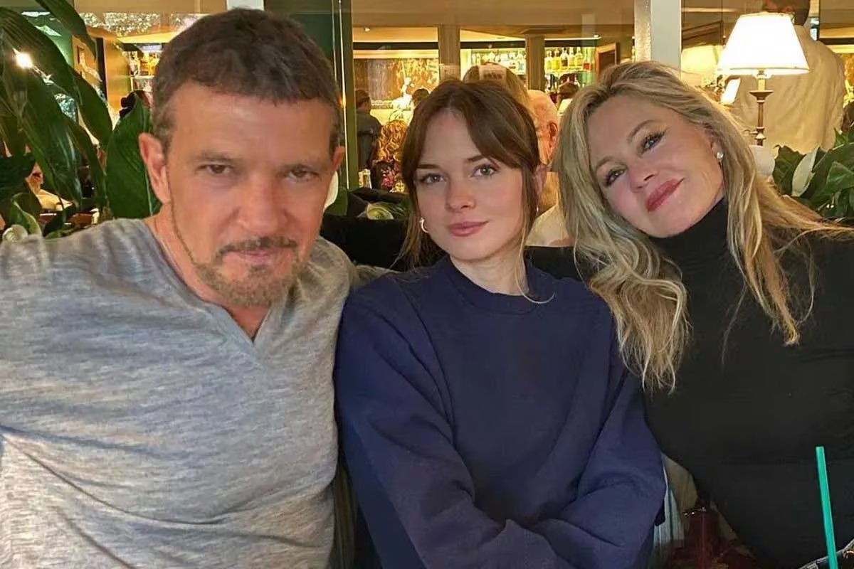 El artista espa&ntilde;ol junto a Melanie Griffith y su hija Stella Banderas, de 29 a&ntilde;os, quien naci&oacute; en Marbella y se cas&oacute; en Espa&ntilde;a el pasado octubre (Instagram)