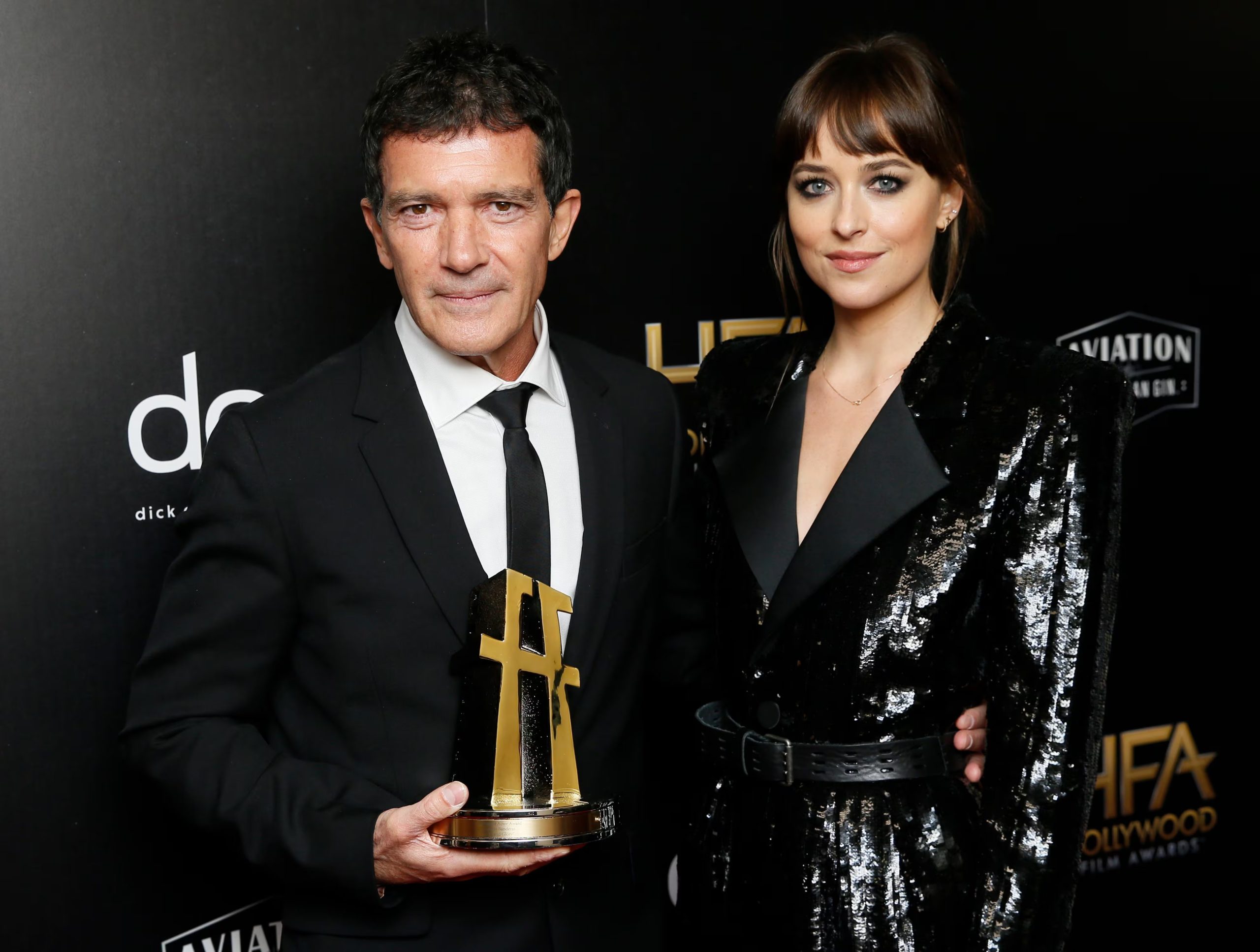 Dakota Johnson encontr&oacute; en Antonio Banderas una figura paterna que marc&oacute; profundamente su vida desde la infancia (REUTERS/Danny Moloshok)