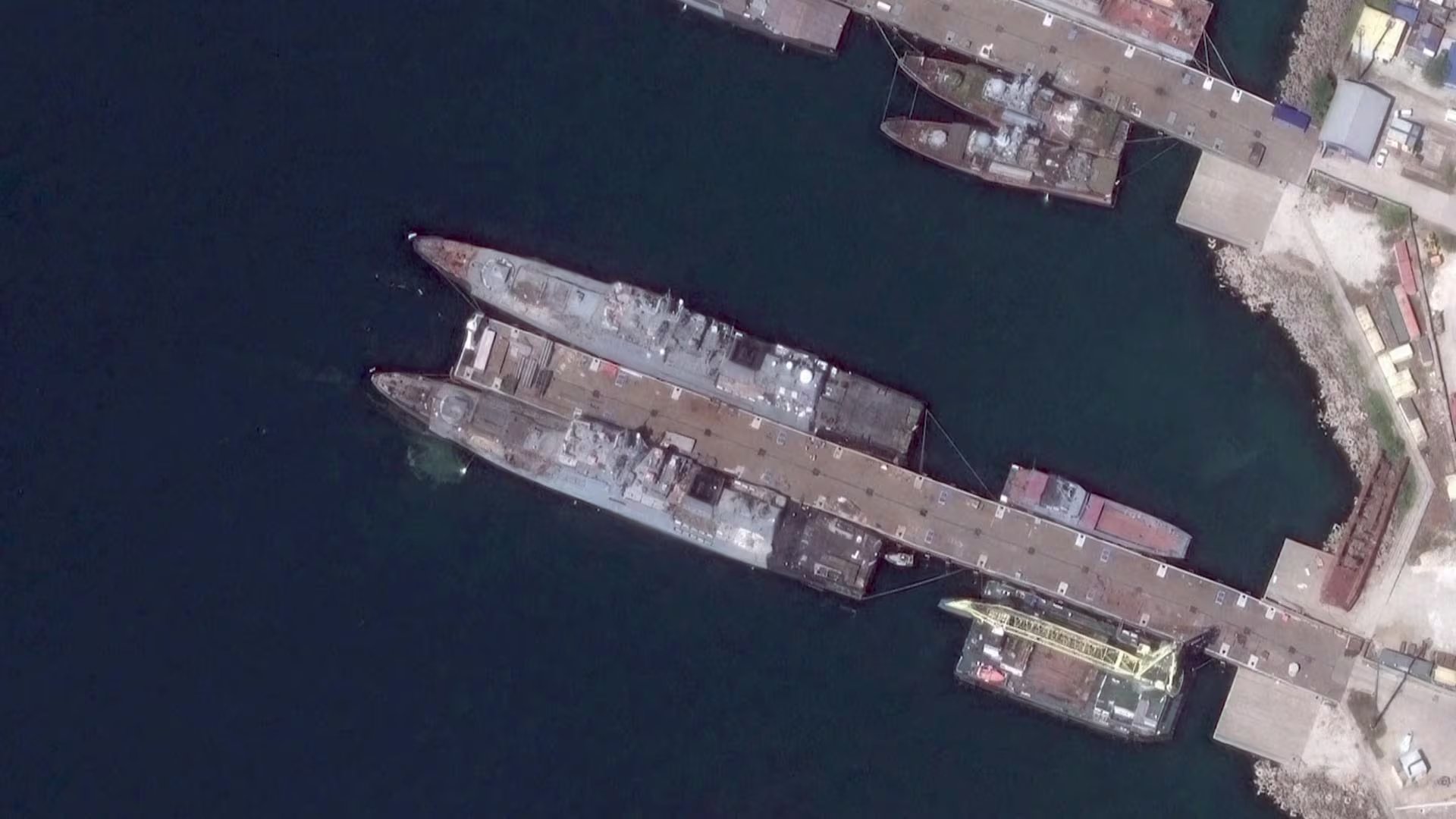 Imagen satelital muestra fragatas da&ntilde;adas en la base naval de Novorossiysk, entre los buques que Zelensky confirm&oacute; como alcanzados (Reuters/Captura de pantalla)