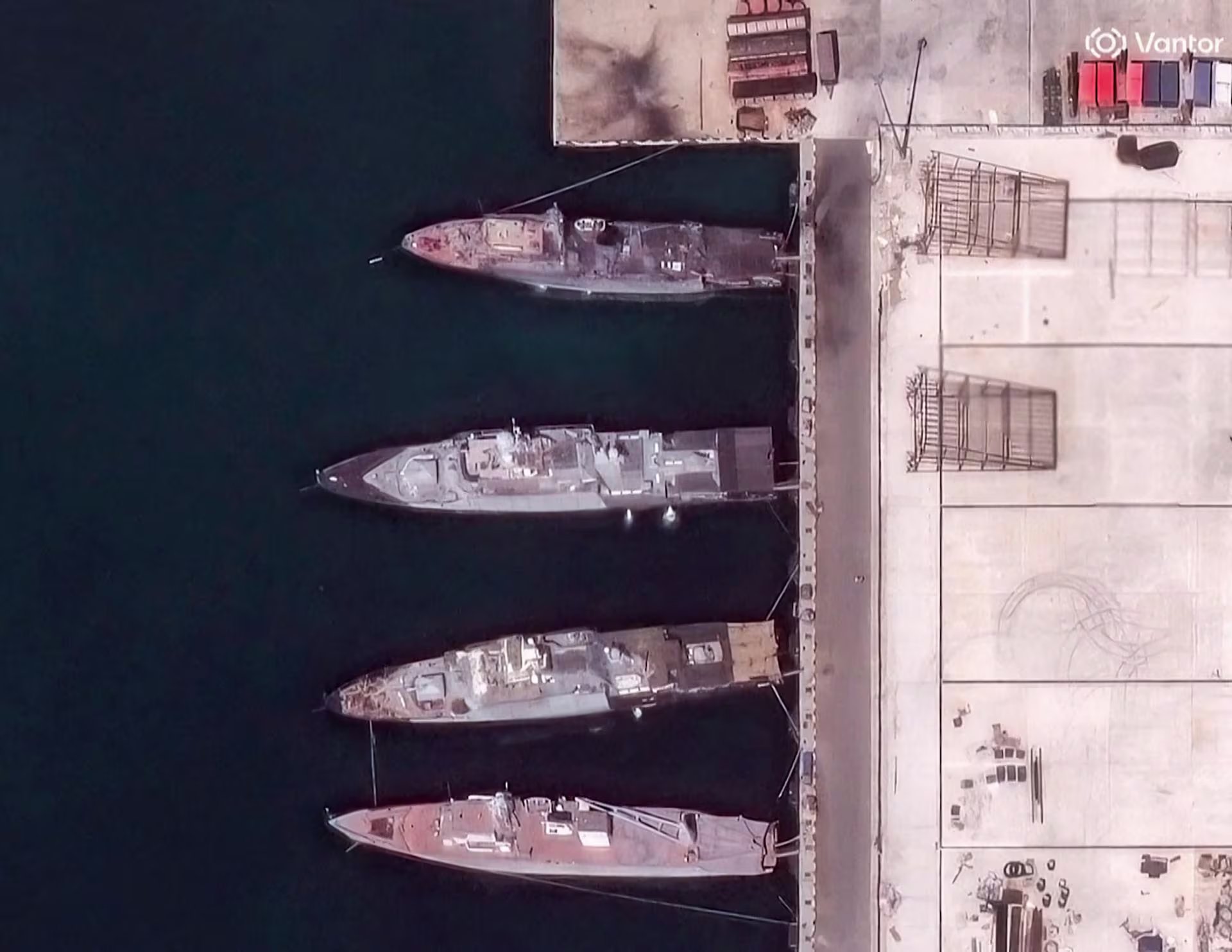 Imagen satelital muestra buques patrulleros da&ntilde;ados en la base naval de Novorossiysk tras el ataque ucraniano (Reuters/Captura de pantalla)