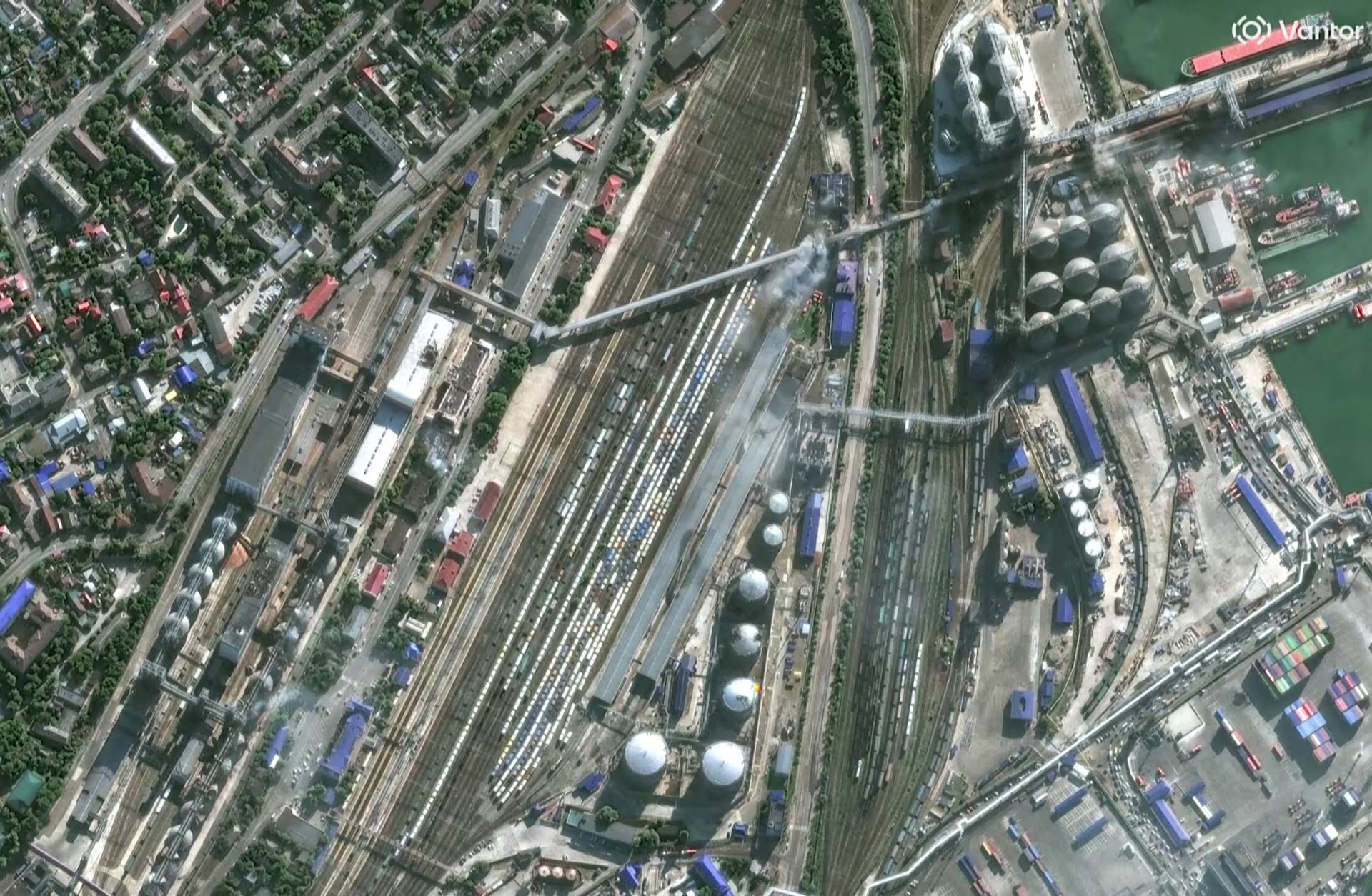 Imagen satelital muestra las instalaciones de almacenamiento de granos en Novorossiysk antes de evaluar los da&ntilde;os del ataque ucraniano (Reuters/Captura de pantalla)