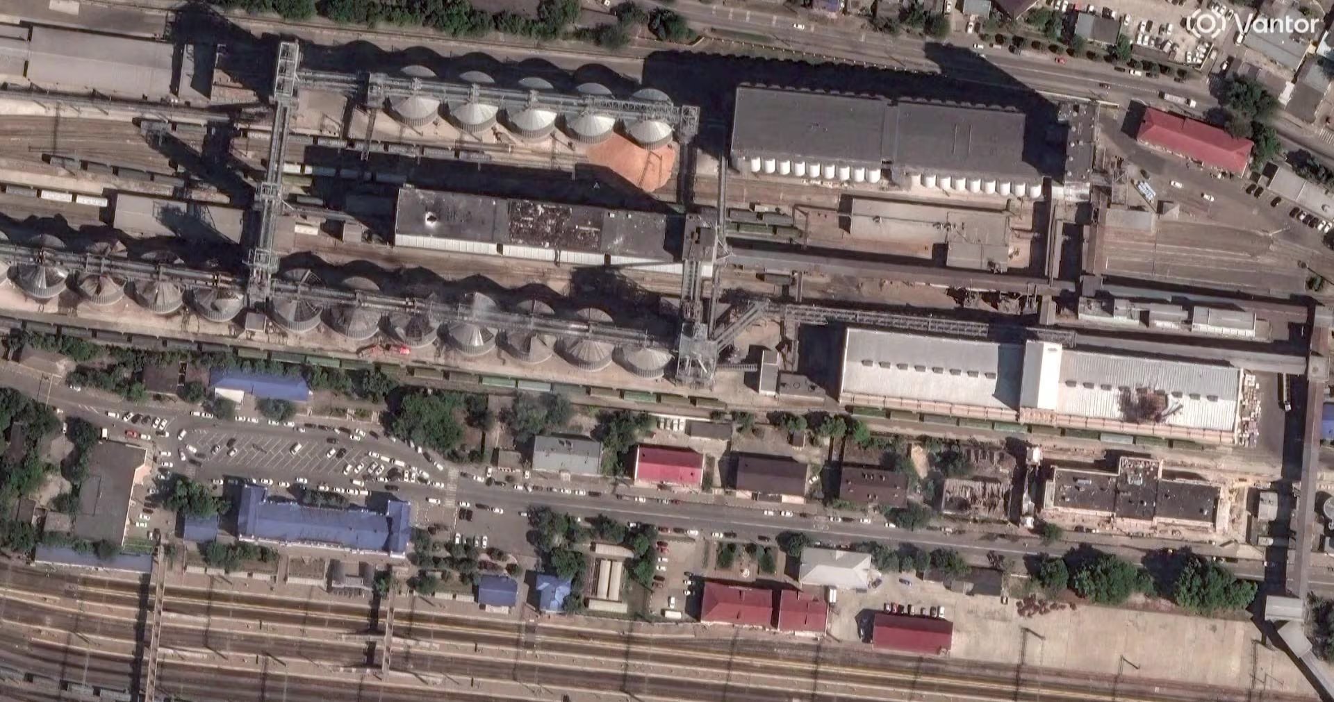 Imagen satelital muestra da&ntilde;os en las instalaciones de almacenamiento de granos de Novorossiysk, uno de los principales puertos graneleros de Rusia (Reuters/Captura de pantalla)