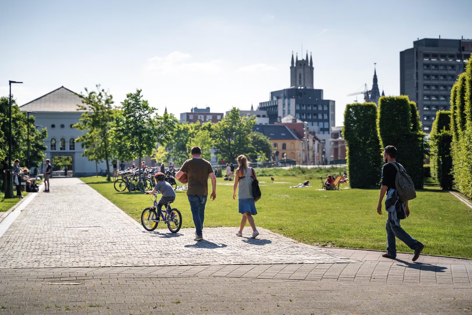 Ciclistas y paseantes en el parque de esta zona residencial. (Oficina oficial de Turismo de Gent)