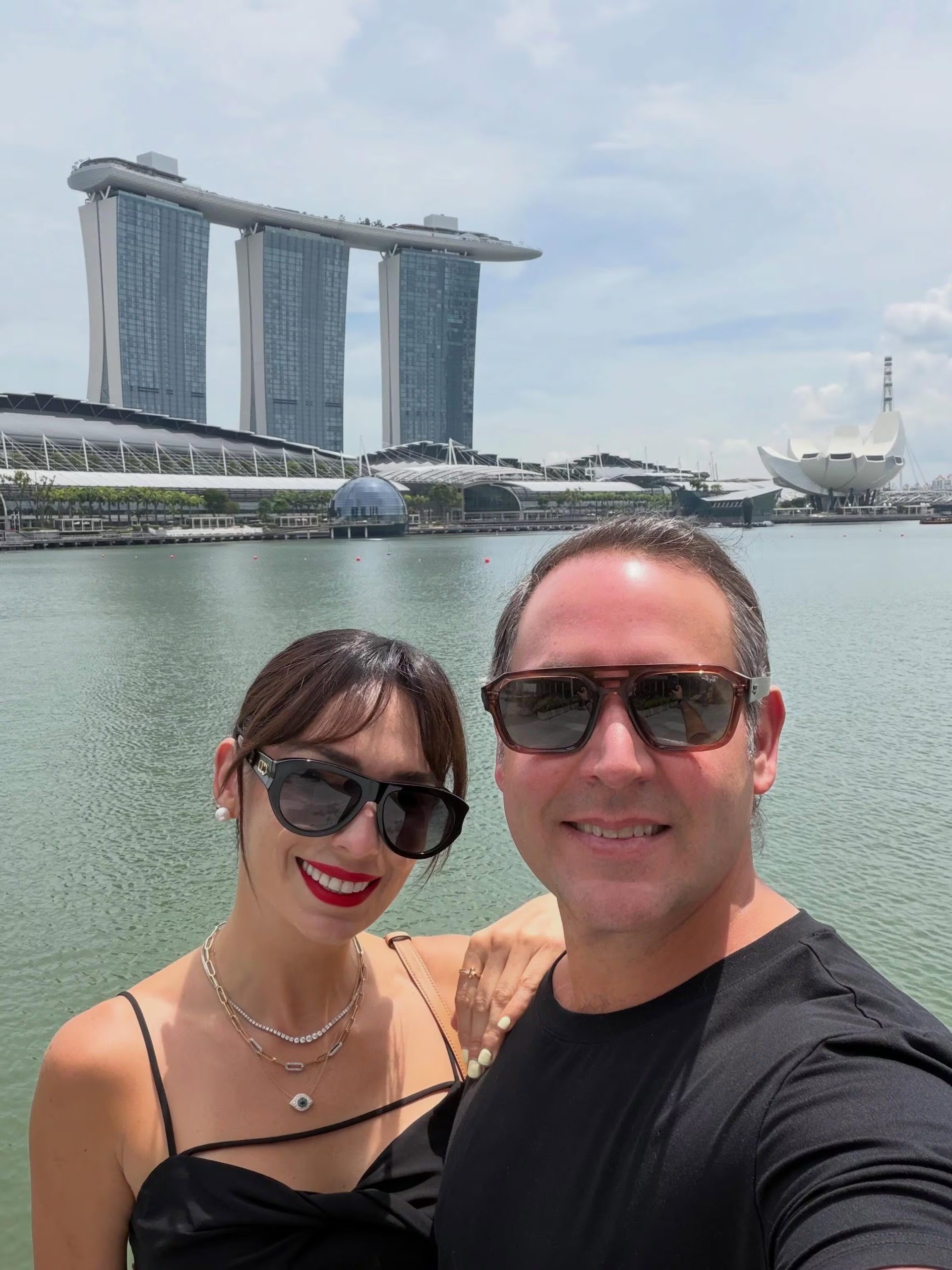 El empresario Juan Beltr&aacute;n del R&iacute;o posa con una mujer en Singapur frente al hotel Marina Bay Sands y el Museo ArtScience. (Instagram: Charito Ruiz)