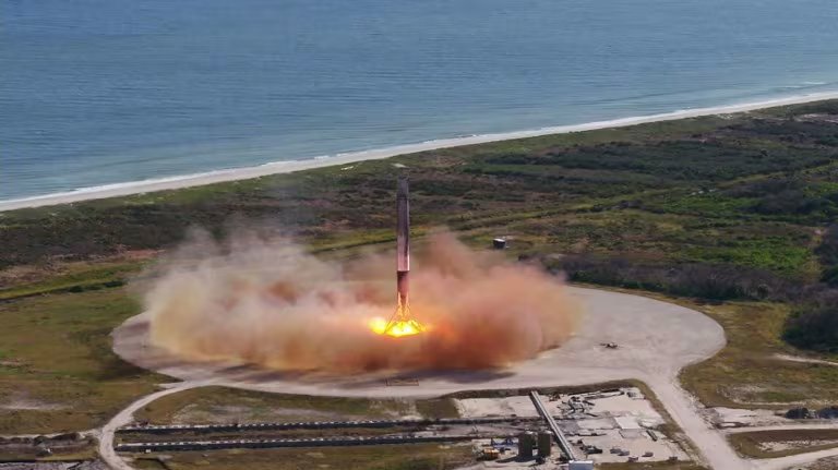 SpaceX dej&oacute; de ser solo un fabricante de cohetes cuando el Falcon 9 introdujo la reutilizaci&oacute;n y redujo el costo de los lanzamientos espaciales (AFP PHOTO/NASA)