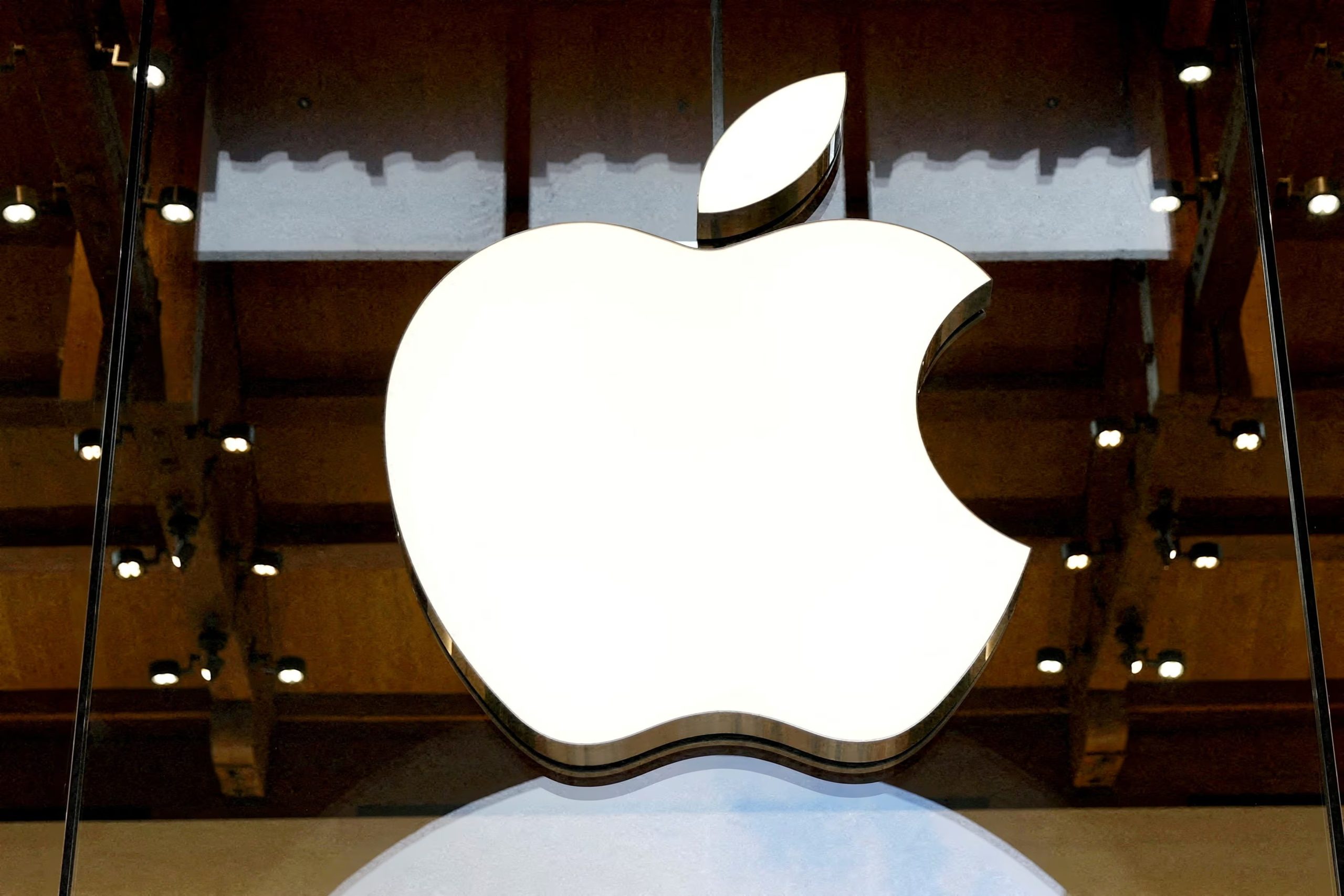 En agosto, Apple suele lanzar su promoci&oacute;n de vuelta al colegio, incentivando la compra de productos con obsequios como AirPods o tarjetas regalo.REUTERS/Abdul Saboor 