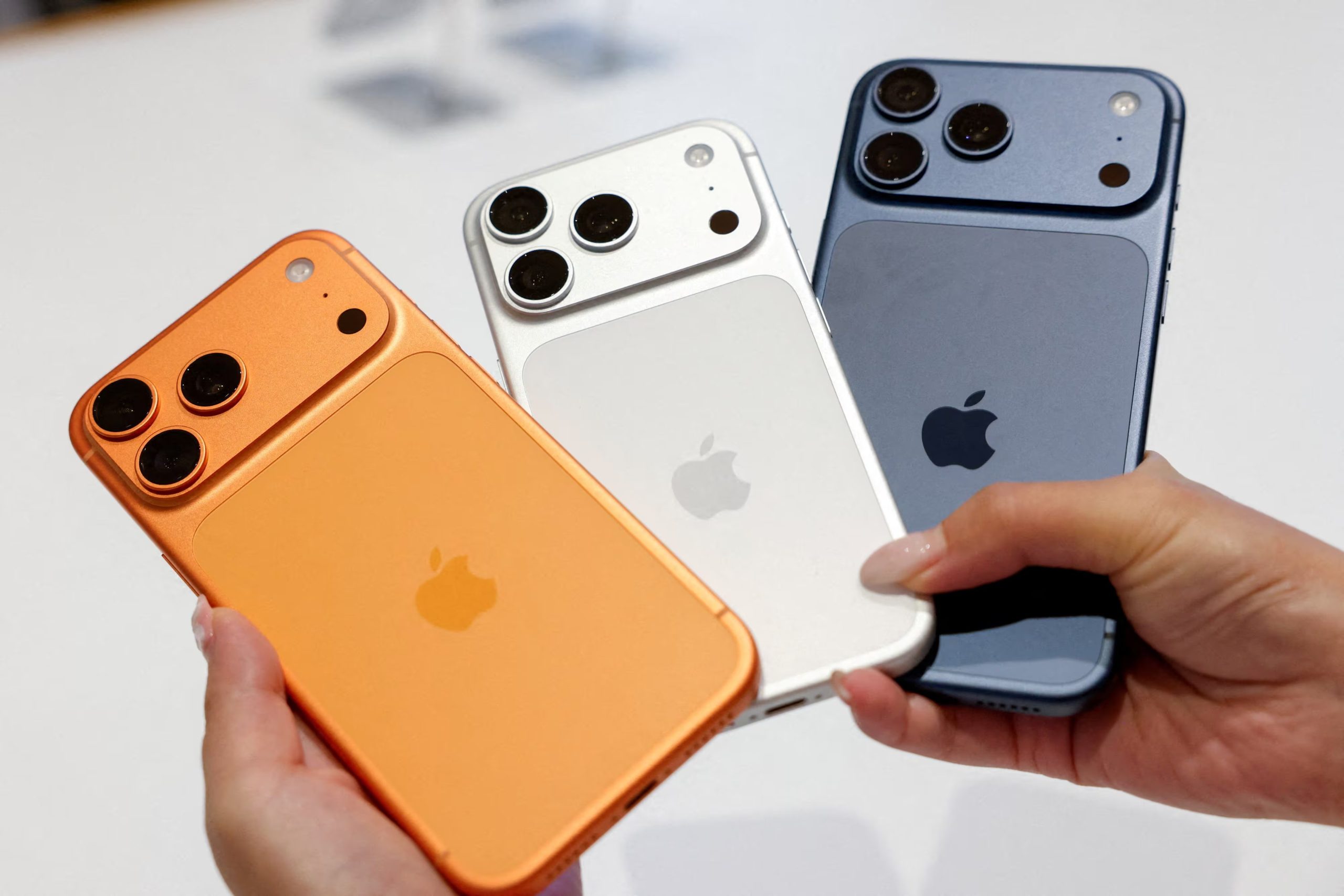 La l&iacute;nea del iPhone 17 Pro Max incluye por primera un modelo en color anaranjado. REUTERS/Ann Wang/File Photo