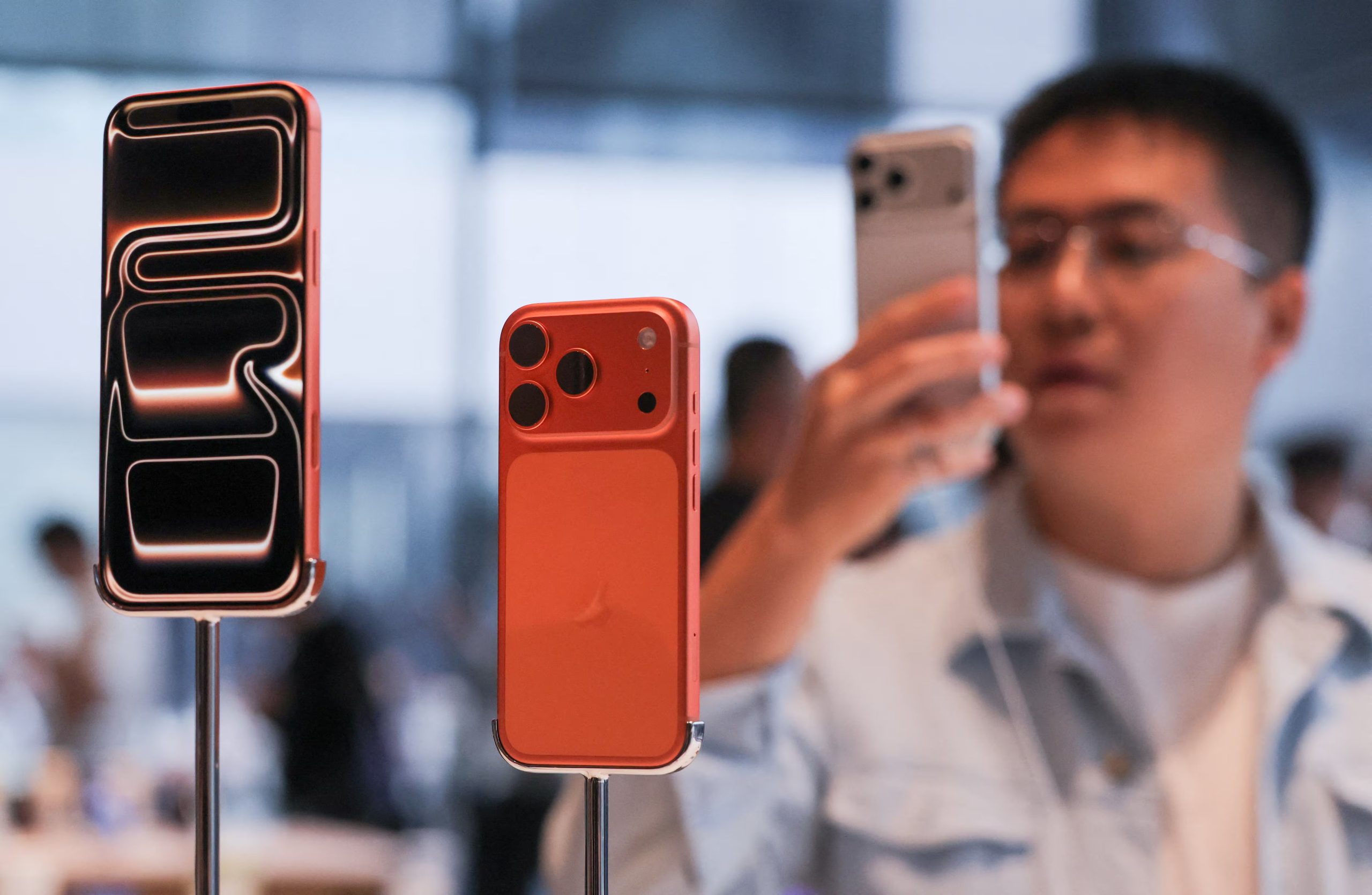 El iPhone 17 Pro Max ofrece almacenamiento de hasta dos teras. REUTERS/Maxim Shemetov