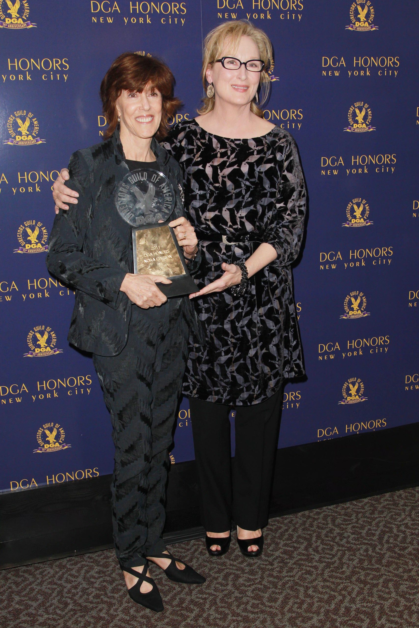 Nora Ephron y Meryl Streep en la ceremonia de honores del Sindicato de Directores de Estados Unidos (Directors Guild of America) de 2011, celebrada en el teatro del sindicato en la ciudad de Nueva York, Nueva York, EE. UU., el 13 de octubre de 2011. Foto de Elizabeth Pantaleo/ABACAPRESS.COM.