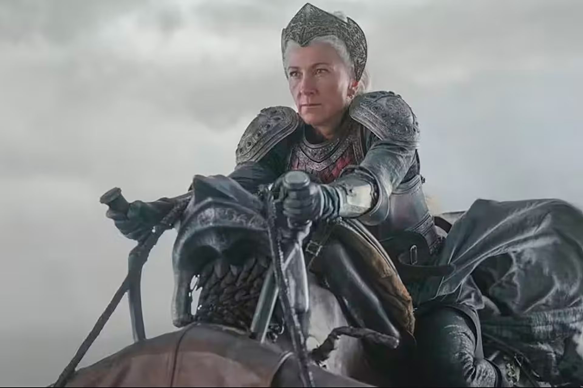 Rhaenys Targaryen se vincula con Leonor de Aquitania por su influencia pol&iacute;tica a trav&eacute;s de la diplomacia, la familia y la sucesi&oacute;n. Eve Best, como Rhaenys Targaryen