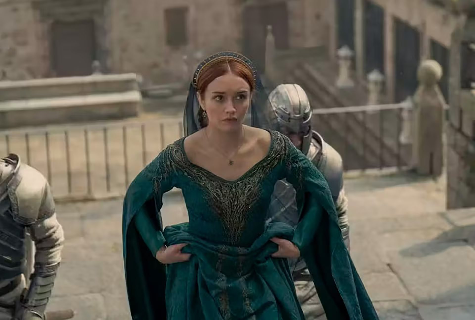 La casa del drag&oacute;n muestra que Alicent Hightower usa alianzas matrimoniales din&aacute;sticas como herramienta pol&iacute;tica, en un paralelo con Catalina de M&eacute;dici. Olivia Cooke como Alicent Hightower en 