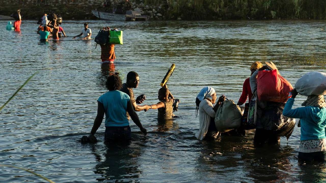 Exilados haitianos que huyen de los bandas armadas cruzan Centroam&eacute;rica para llegar a los Estados Unidos