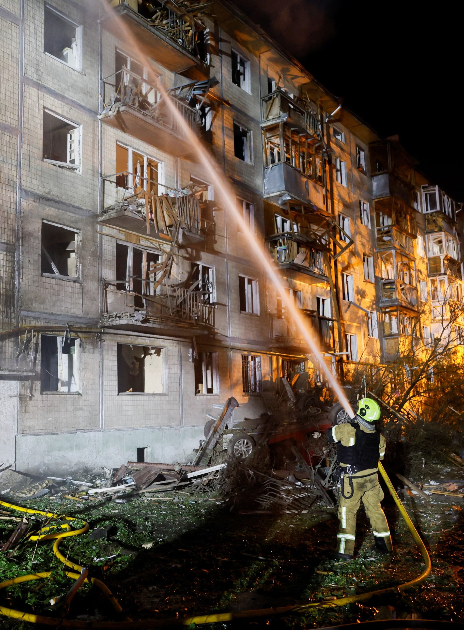Un bombero trabaja en el lugar de un edificio de apartamentos alcanzado por un ataque con misiles rusos, en medio de la ofensiva de Rusia contra Ucrania, en Kiev (Ucrania), el 1 de agosto de 2026 (REUTERS/Gleb Garanich)