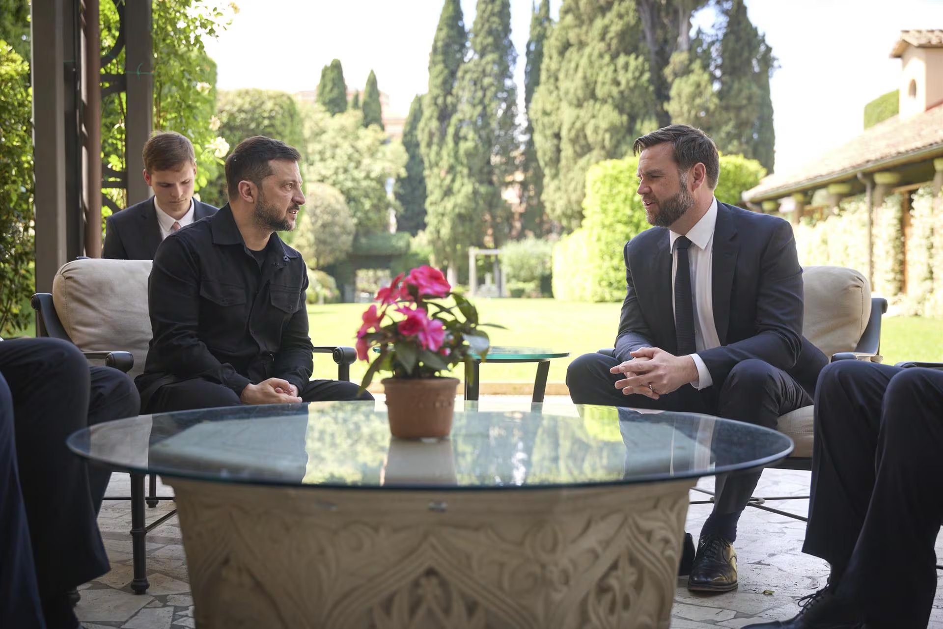 Volodimir Zelensky y JD Vance en una reunión (Europa Press/Archivo)