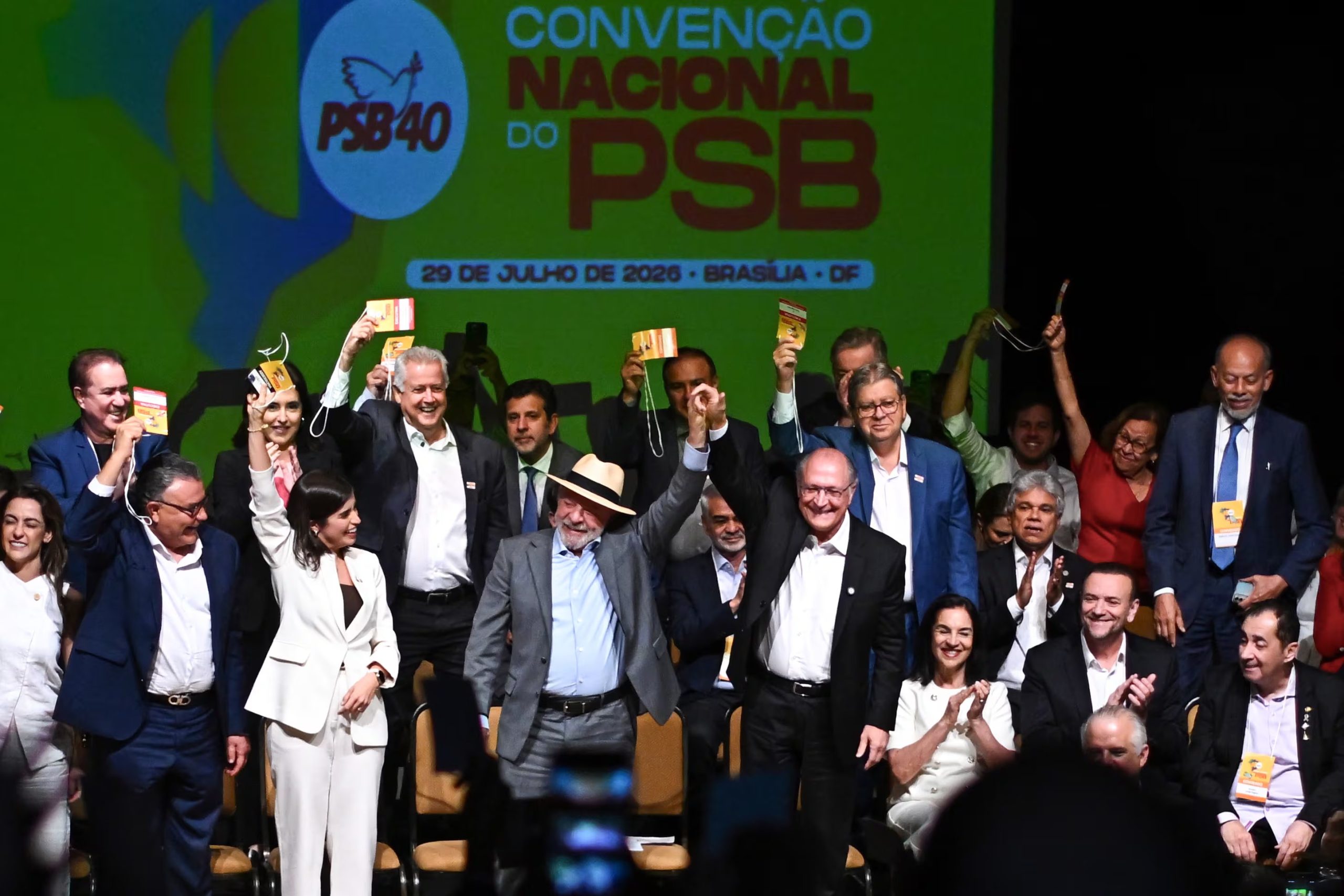 Fotografía del 29 de julio de 2026 del presidente de Brasil, Luiz Inácio Lula da Silva, (c-i) junto al vicepresidente, Geraldo Alckmin (c-d) en la convención de referéndum del Partido Socialista Brasileño (PSB), en el Centro de Convenciones Brasil21, en Brasilia (Brasil). EFE/ Andre Borges
