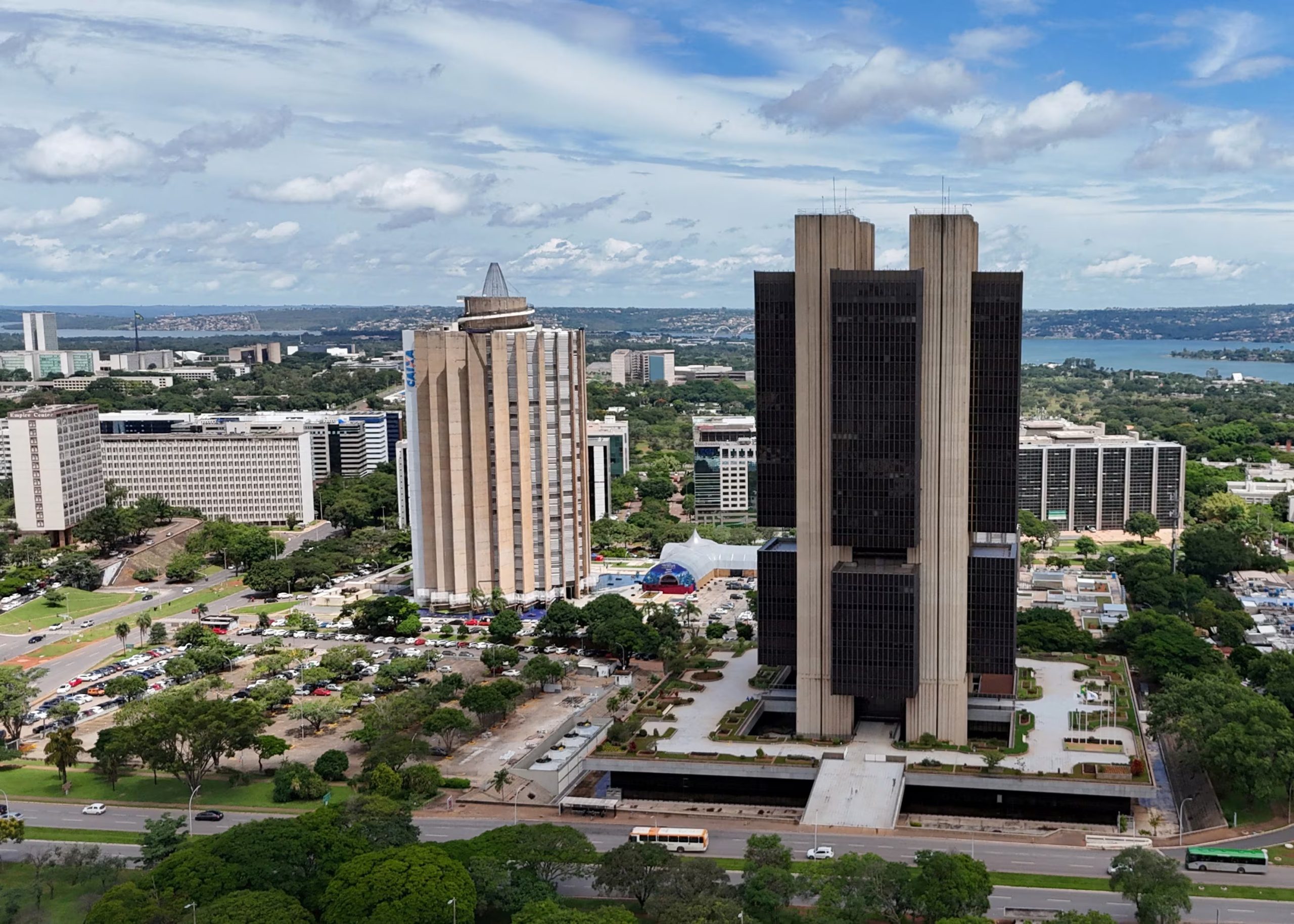 FOTO DE ARCHIVO: Una vista aérea tomada con un dron muestra el edificio de la sede del Banco Central en Brasilia, Brasil, el 26 de diciembre de 2024. REUTERS/Ueslei Marcelino/File Photo
