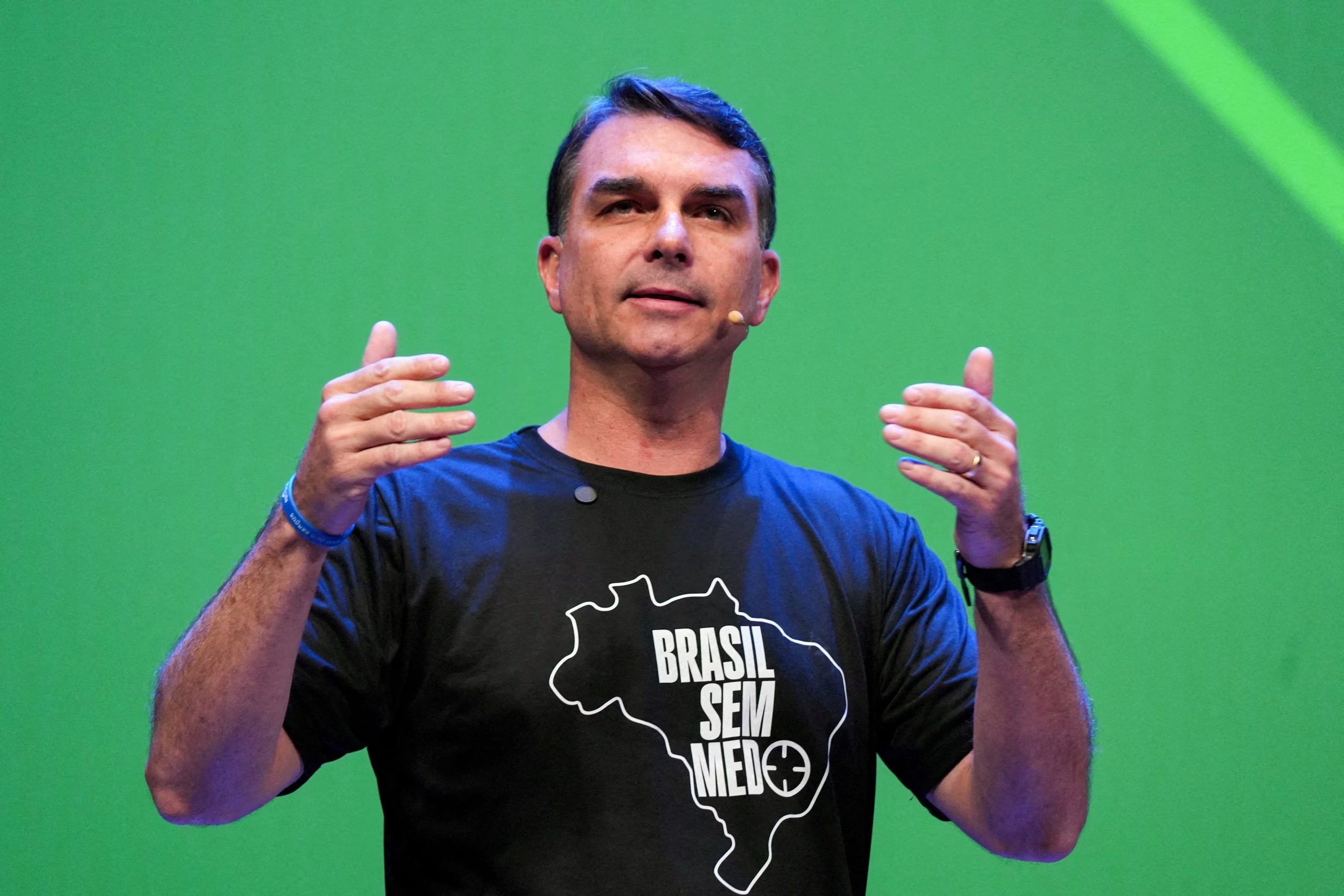 FOTO DE ARCHIVO: El senador brasileño Flavio Bolsonaro habla durante un evento en São Paulo, Brasil, el 18 de junio de 2026. REUTERS/Alexandre Meneghini/File Photo