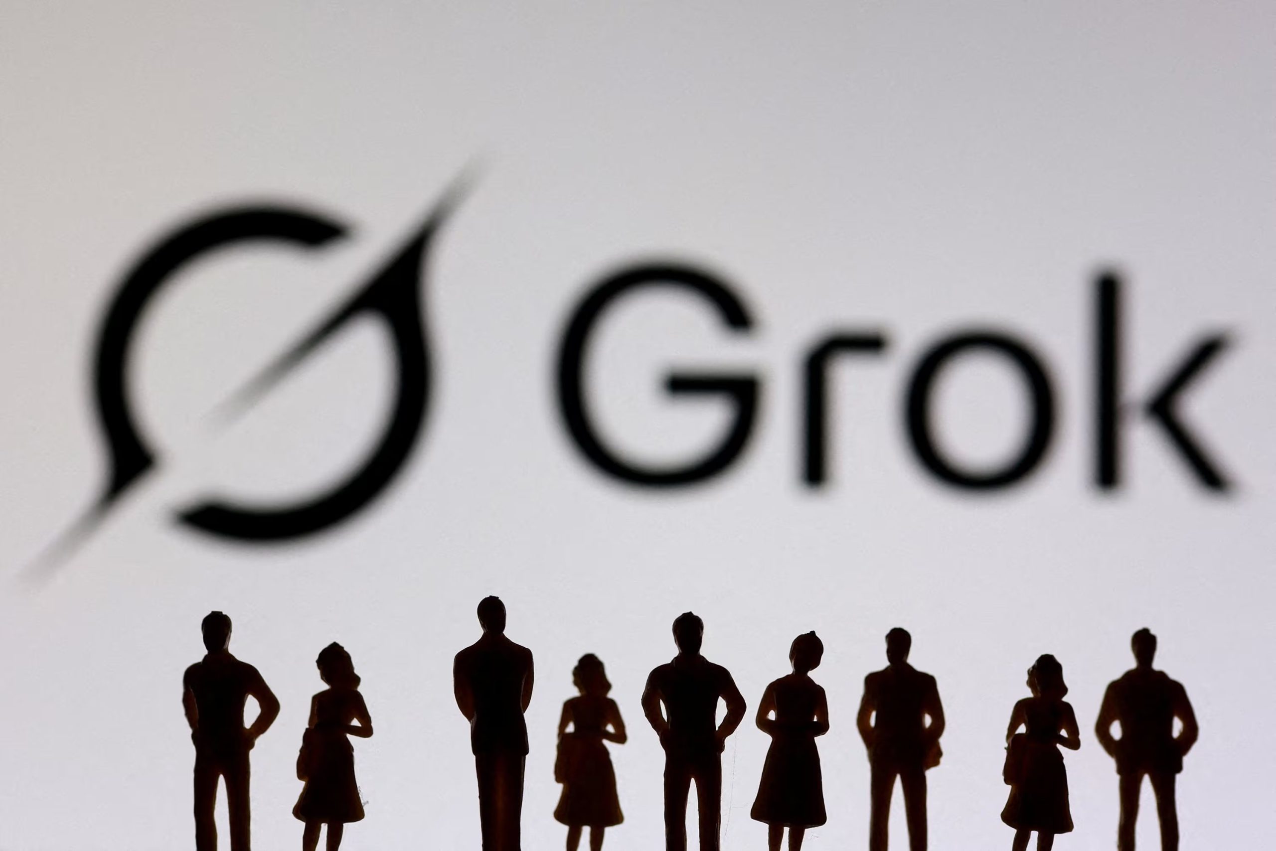 La inteligencia artificial generativa acelera la producci&oacute;n de c&oacute;digo, pero requiere revisi&oacute;n humana para evitar errores y deuda t&eacute;cnica en las empresas tecnol&oacute;gicas (REUTERS/Dado Ruvic/Illustration/File Photo)