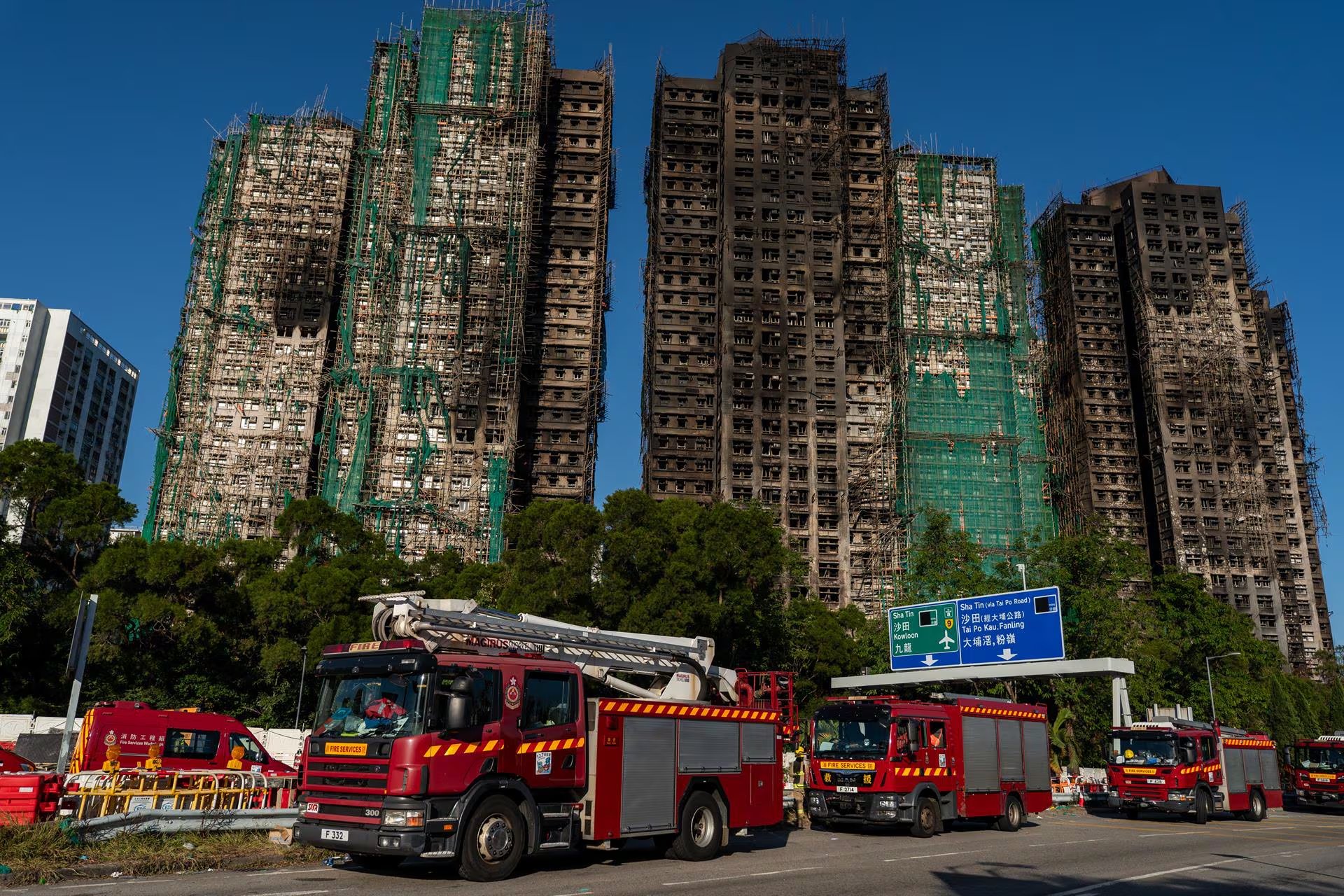 Bomberos en el incendio de Hong Kong