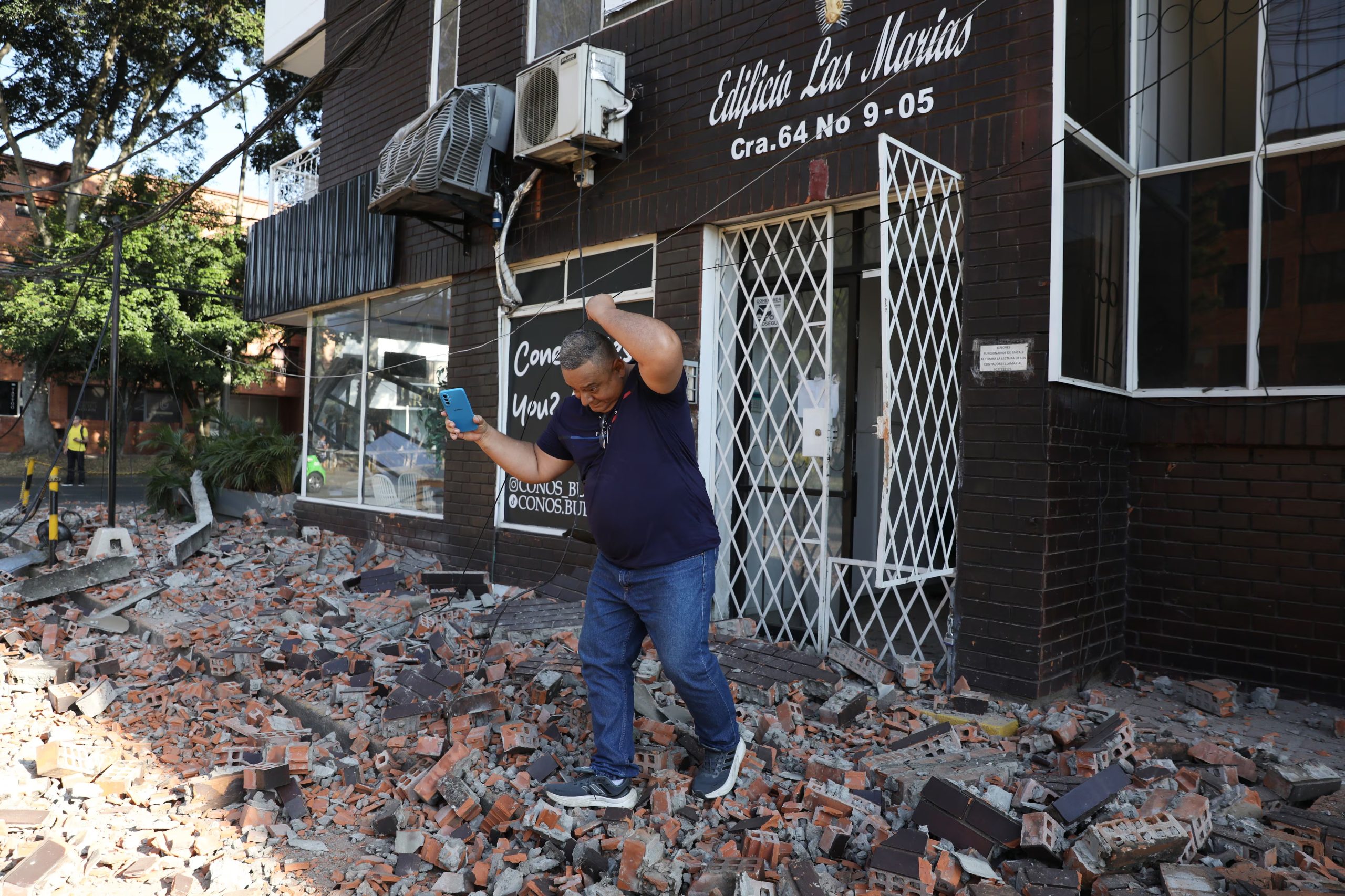 Un hombre sale de un edificio de apartamentos despu&eacute;s de que un terremoto azotara Cali, Colombia, el lunes 10 de agosto de 2026. (AP Foto/Santiago Saldarriaga)