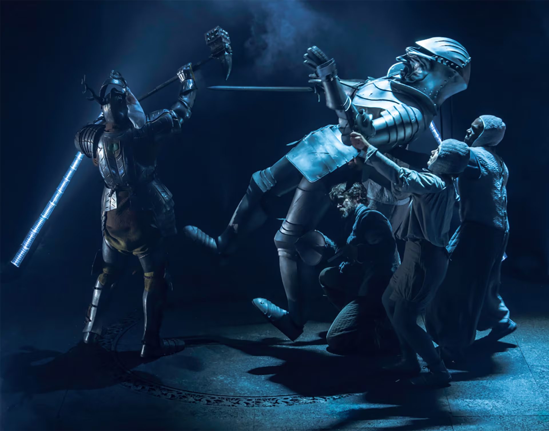 Hay 36 actores y diversos titiriteros que ayudan a crear escenas de batalla inmersivas en