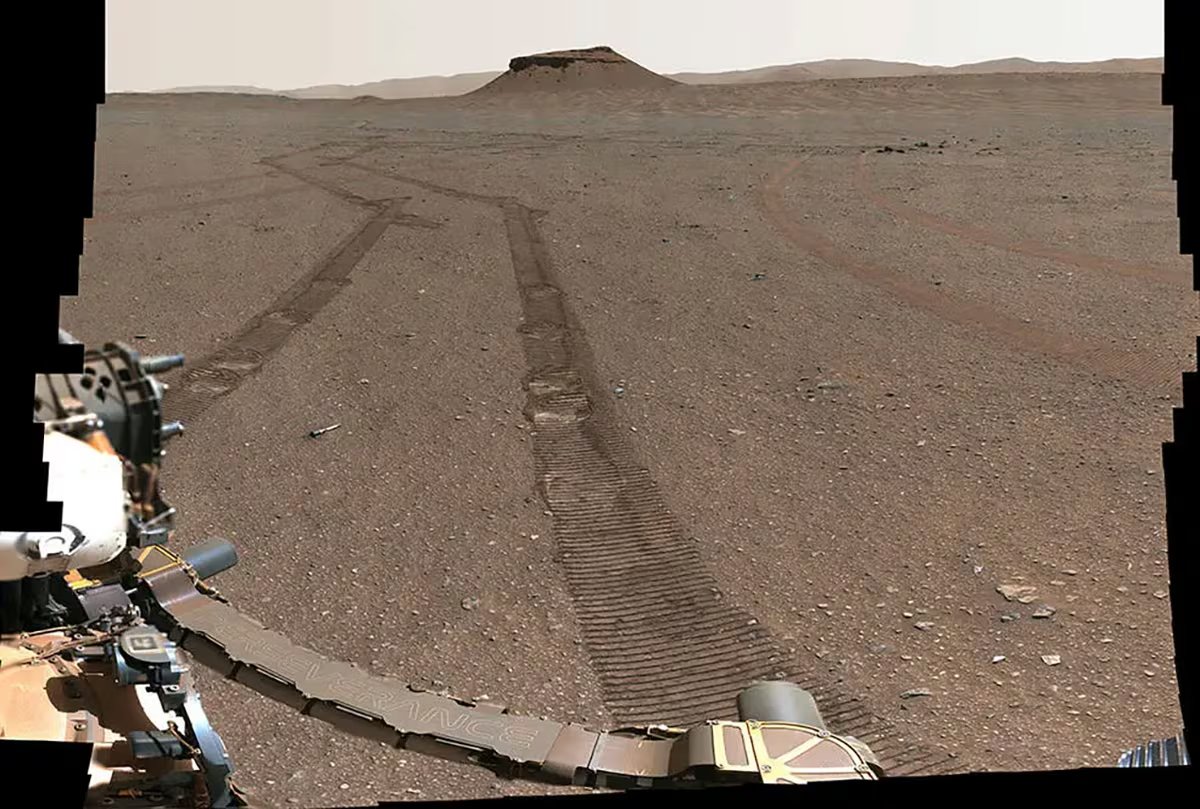 Esta imagen proporcionada por la NASA muestra al rover Perseverance tomando una foto de su dep&oacute;sito de muestras recientemente completado, utilizando su c&aacute;mara Mastcam-Z el 31 de enero de 2023. (NASA/JPL-Caltech/ASU/MSSS via AP)