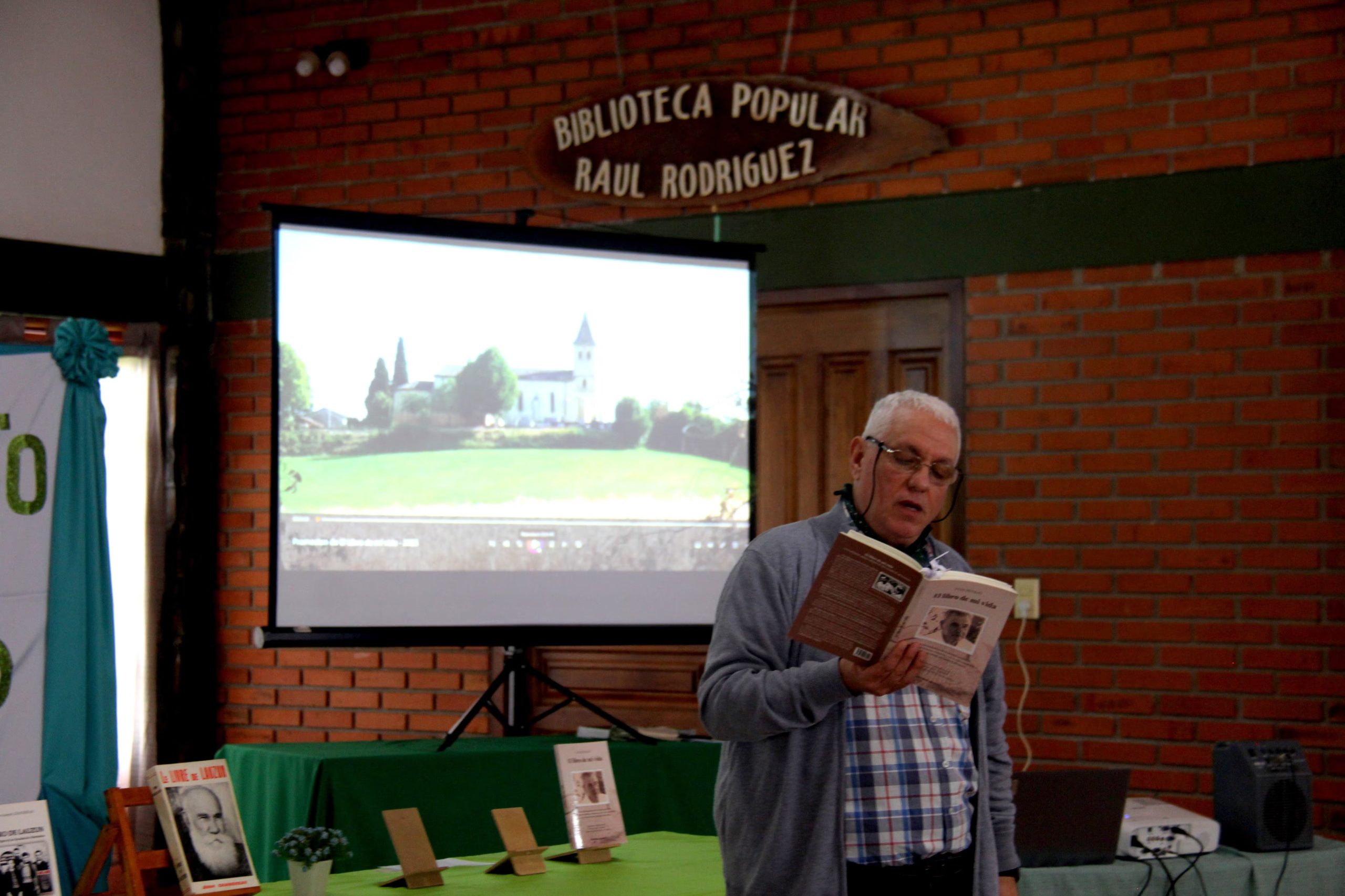 Lectura de p&aacute;rrafos del libro y proyecci&oacute;n de im&aacute;genes y videos enviados de Francia
