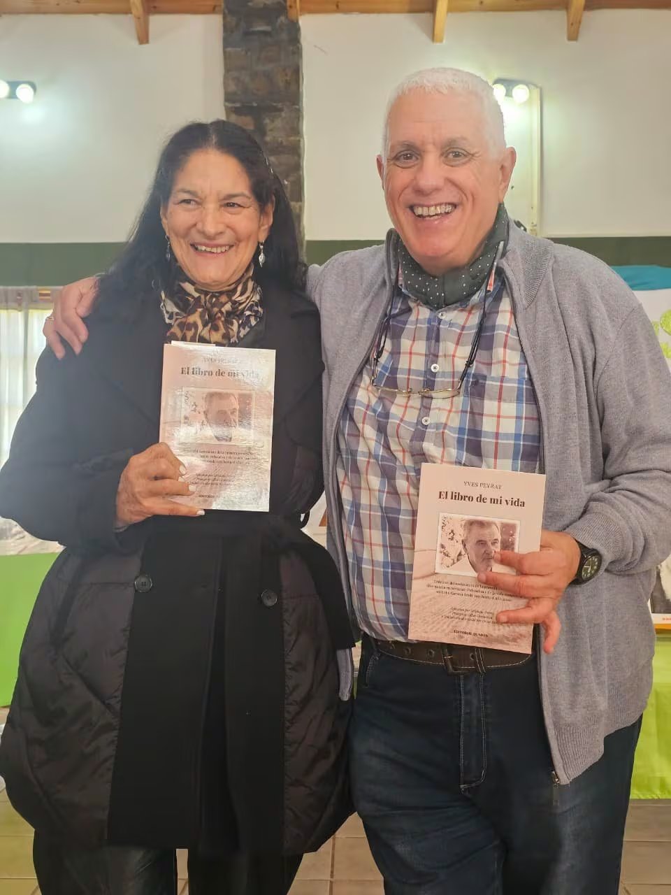 Entrega de libros a los asistentes