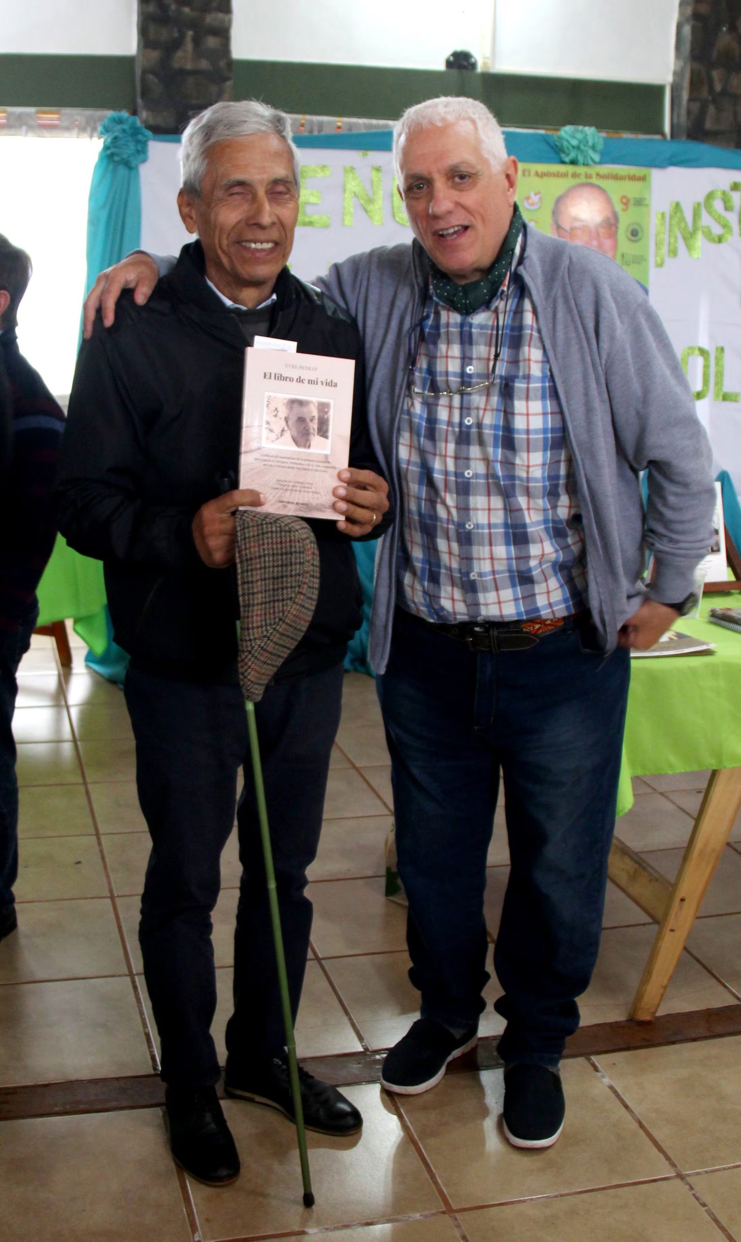 Durante la entrega de libros