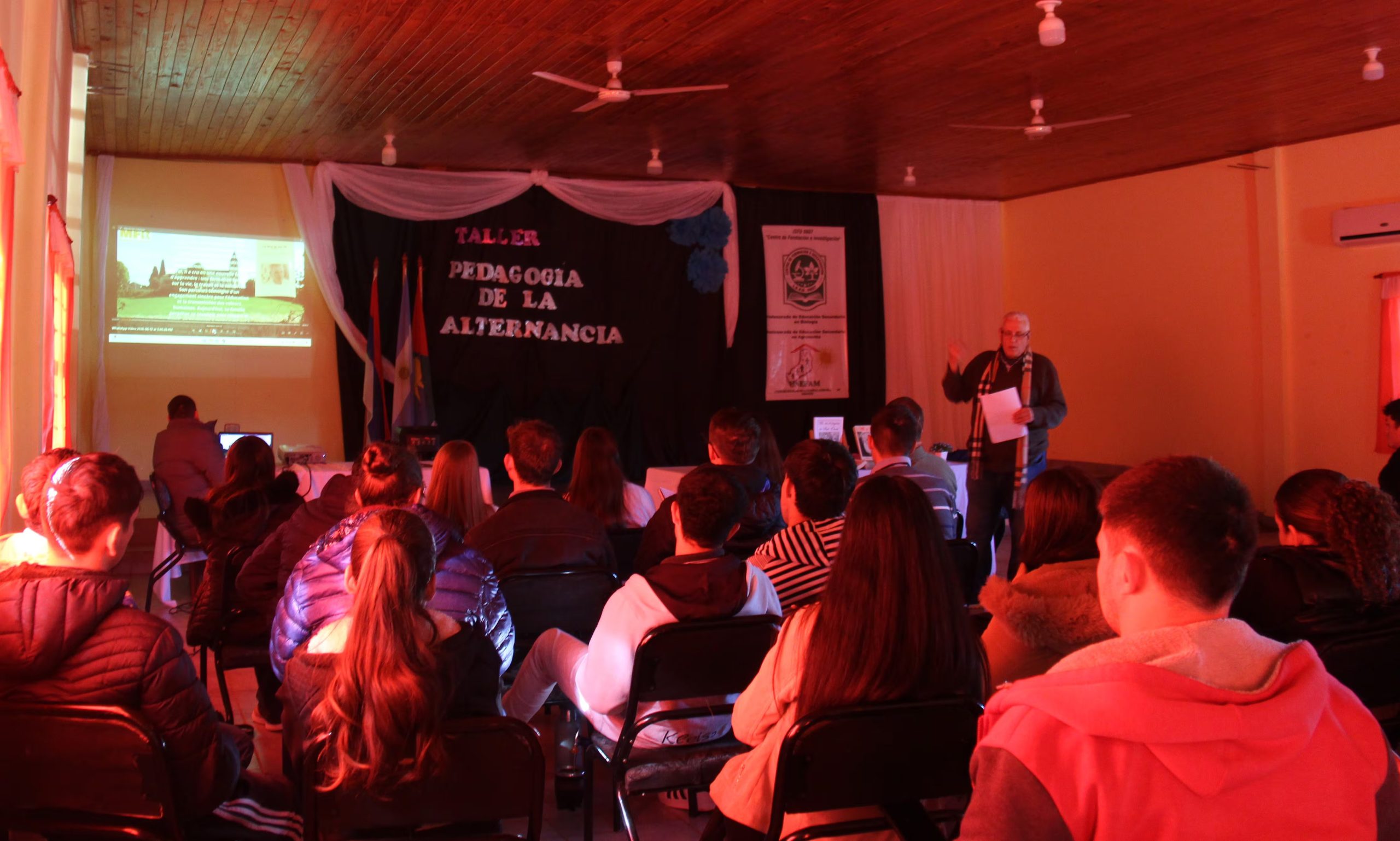 Presentaci&oacute;n del libro y video enviado por la familia Peyrat, en el Profesorado de San Vicente