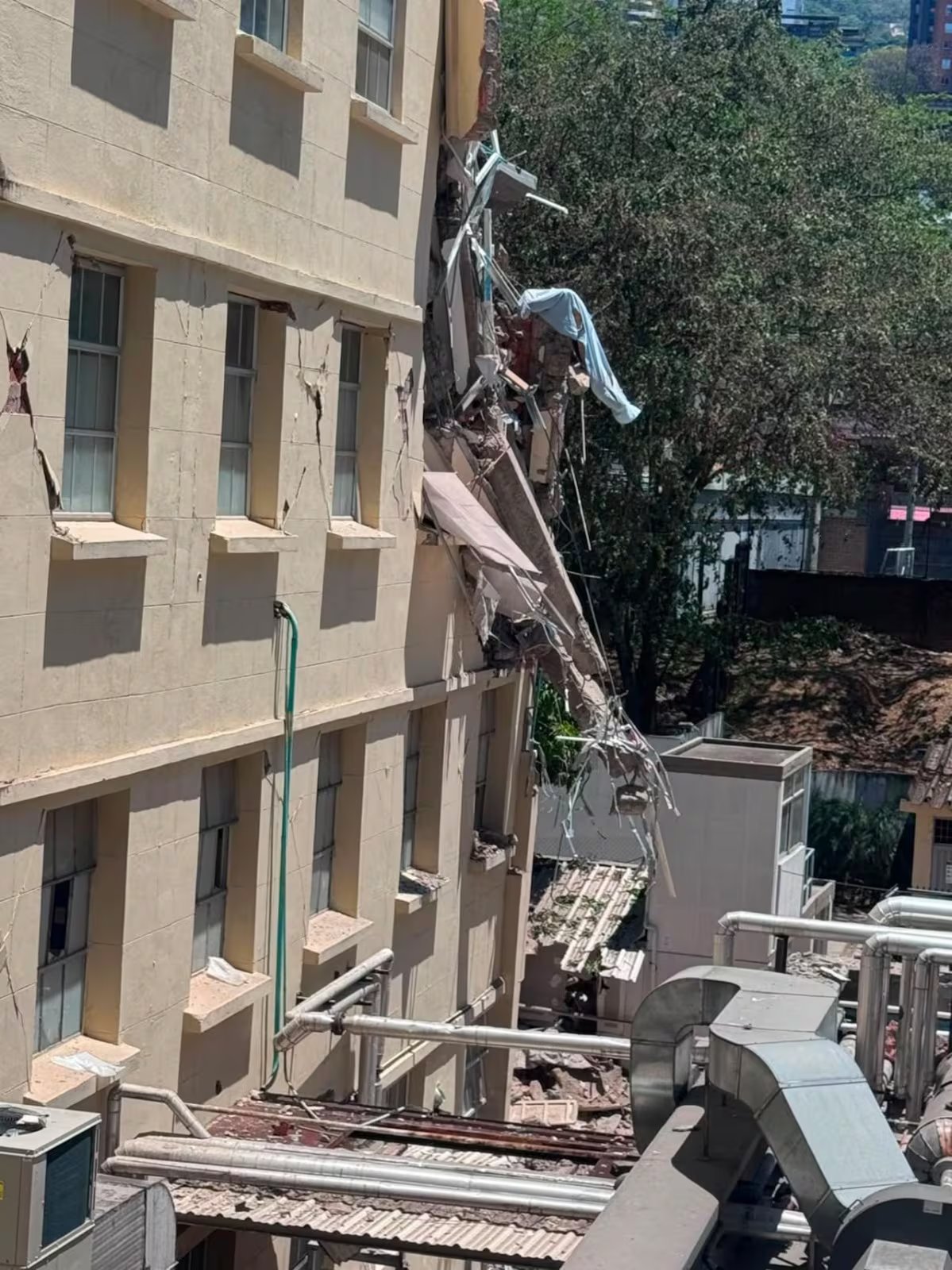 El Hospital Universitario del Valle de Cali evacuó a más de 600 pacientes tras el colapso de pisos por el terremoto - crédito Gobernación del Valle del Cauca