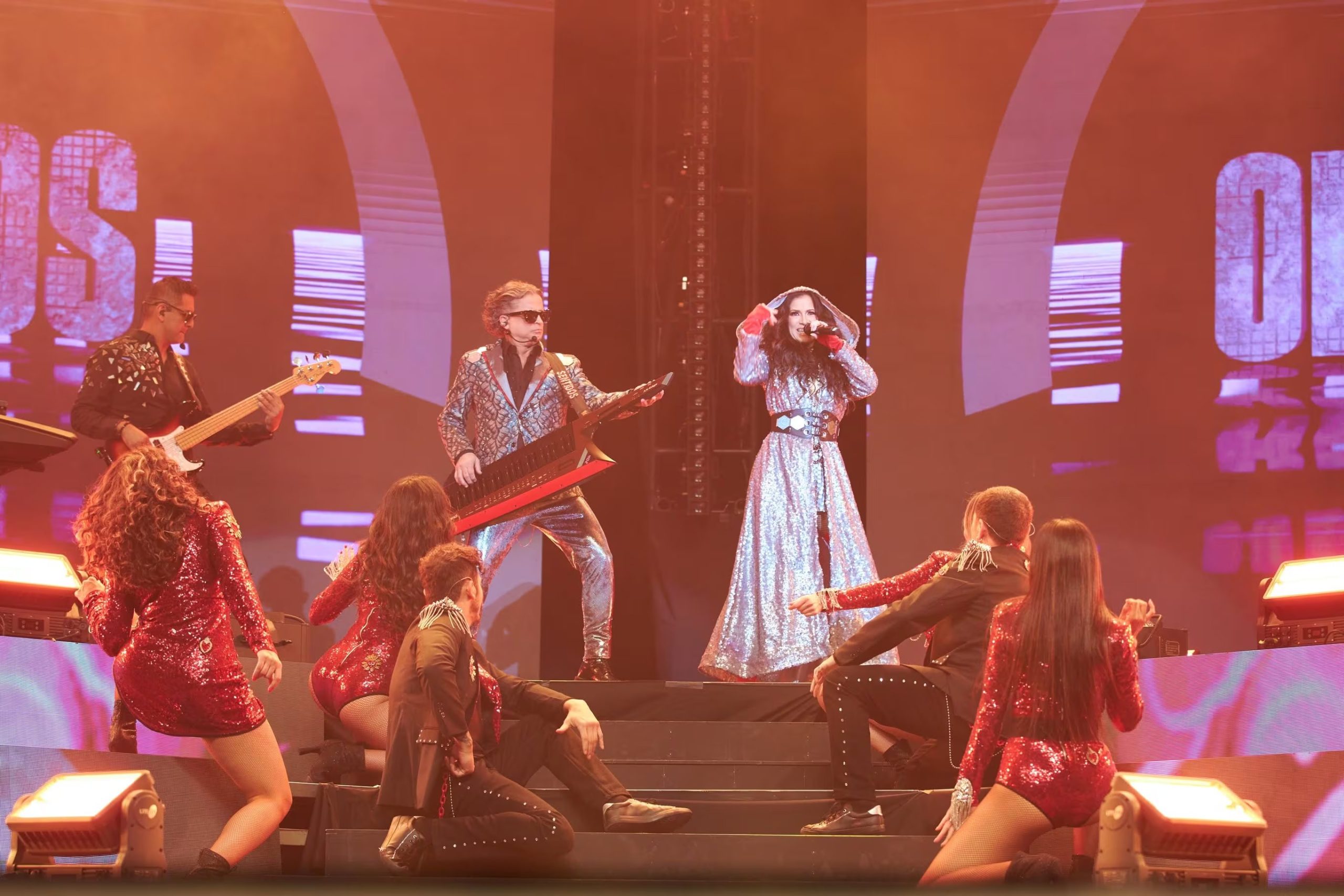 El grupo Sentidos Opuestos actúa en el escenario del Auditorio Nacional, acompañado de músicos y bailarines en trajes brillantes. (Facebook: Star talento)
