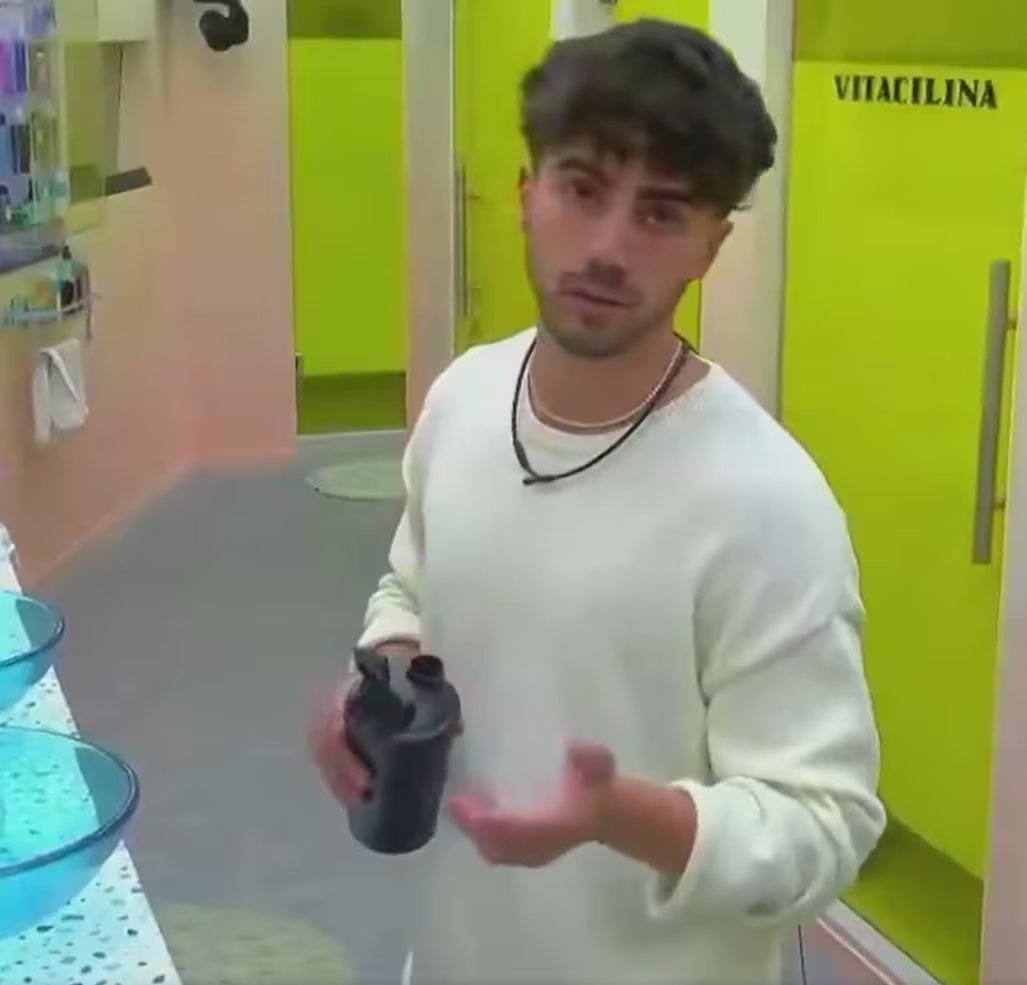 El creador de contenido uruguayo platic&oacute; con las c&aacute;maras del ba&ntilde;o (Captura de pantalla )