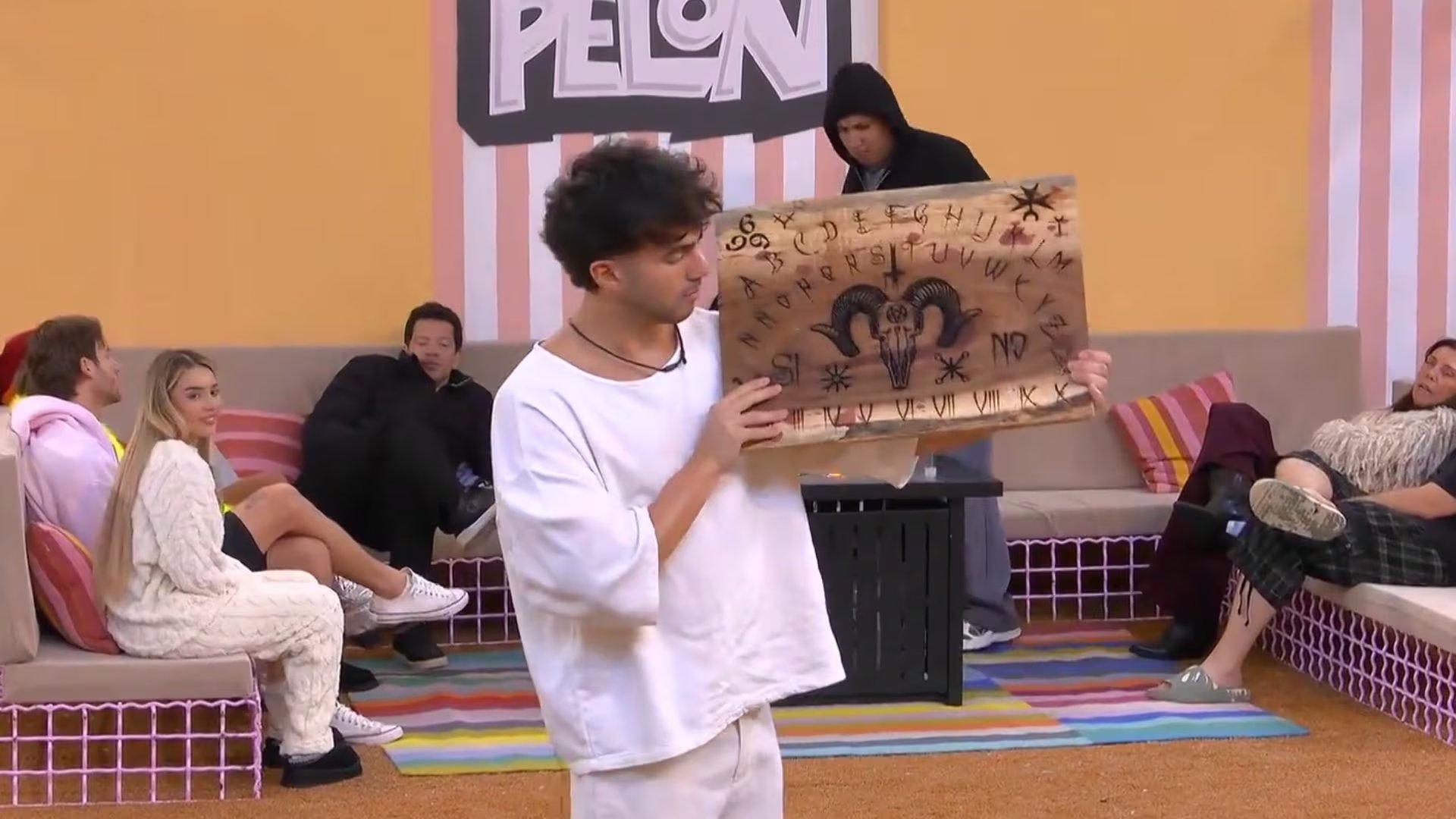 Fede Vigevani meti&oacute; el tablero al jard&iacute;n con permiso del p&uacute;blico y La Jefa. (Captura de pantalla)