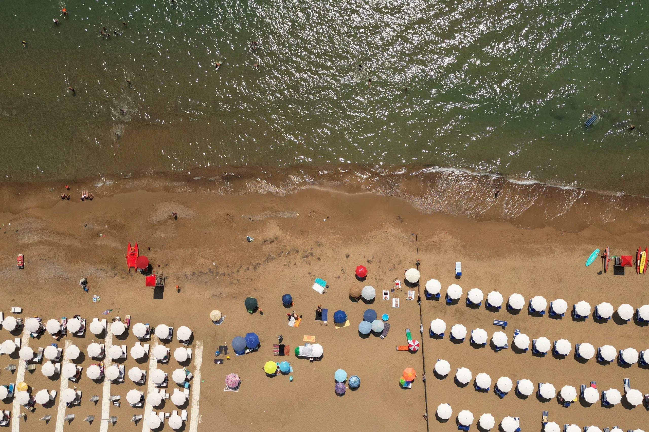 Una vista de dron muestra una estrecha zona de libre acceso entre dos lidos privados en una playa italiana. (REUTERS/Yara Nardi)