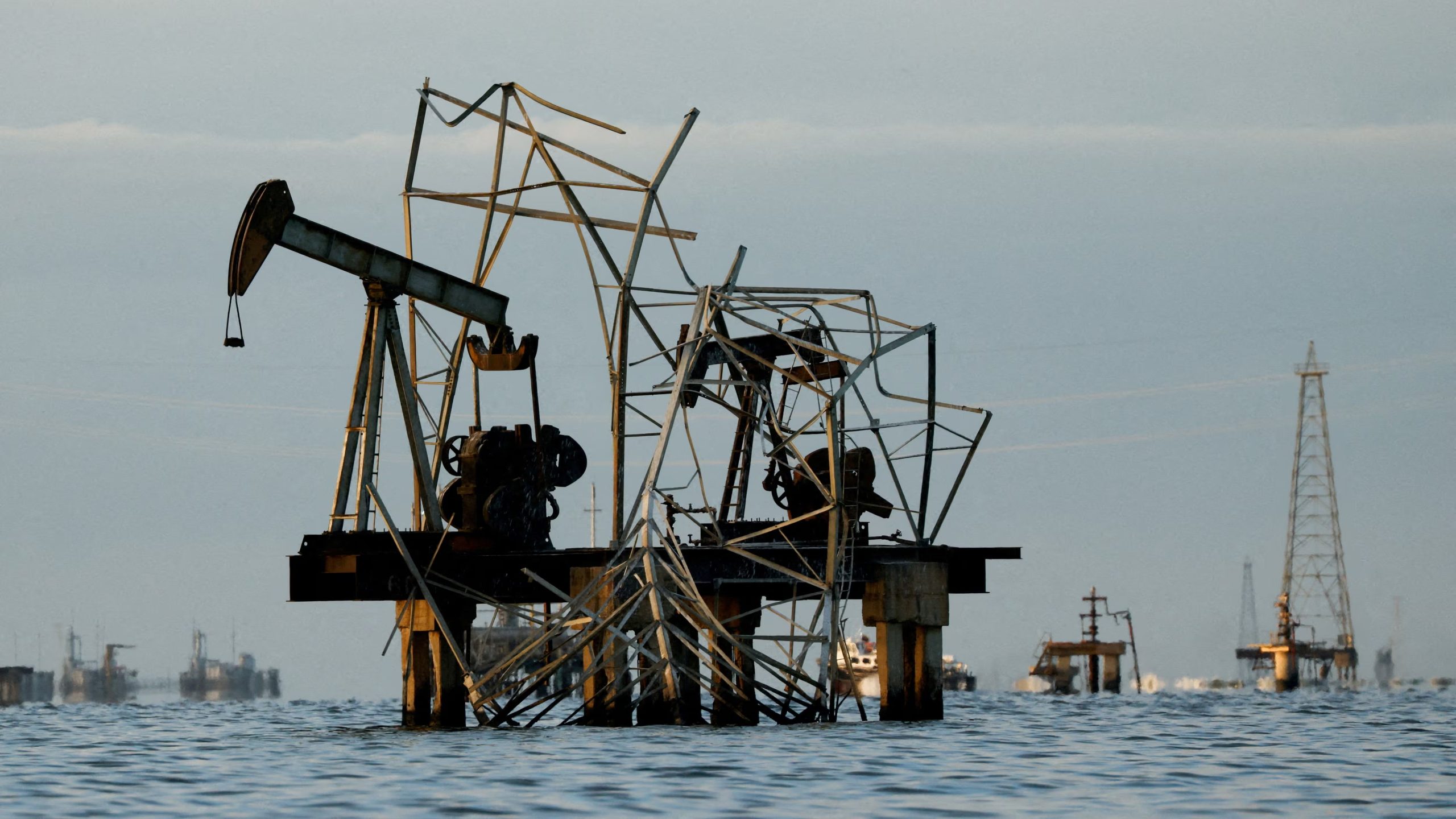Pumpjacks abandonados y da&ntilde;ados por el tiempo en un campo de la petrolera estatal PDVSA en el Lago Maracaibo, mientras los residentes de los alrededores del centro rico en petr&oacute;leo de Maracaibo, en el estado de Zulia, mantienen la incertidumbre sobre nuevas inversiones tras las recientes reformas legislativas que permiten una mayor participaci&oacute;n privada en PDVSA y que tienen como objetivo revitalizar el sector petrolero del pa&iacute;s en dificultades, en Cabimas, Venezuela, 27 de enero de 2026. REUTERS/Leonardo Fernandez Viloria/File Photo