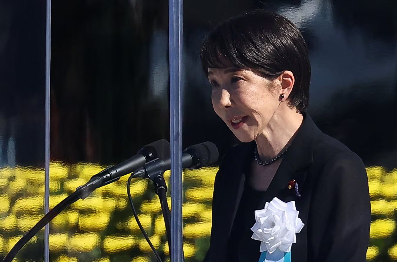 La primera ministra japonesa, Sanae Takaichi, pronuncia un discurso durante una ceremonia conmemorativa con motivo del 81.º aniversario del bombardeo atómico, celebrada en el Parque Conmemorativo de la Paz de Hiroshima, en Hiroshima, al oeste de Japón, el 6 de agosto de 2026. (REUTERS/Issei Kato)